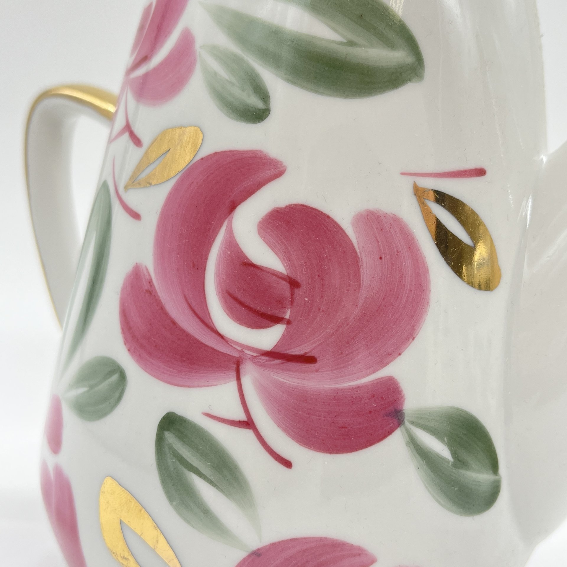 Чайник доливной с расписным цветочным декором, фарфор, роспись, золочение, Краснодарский фарфорово-фаянсовый завод «Чайка», СССР, 1960-1990 гг.