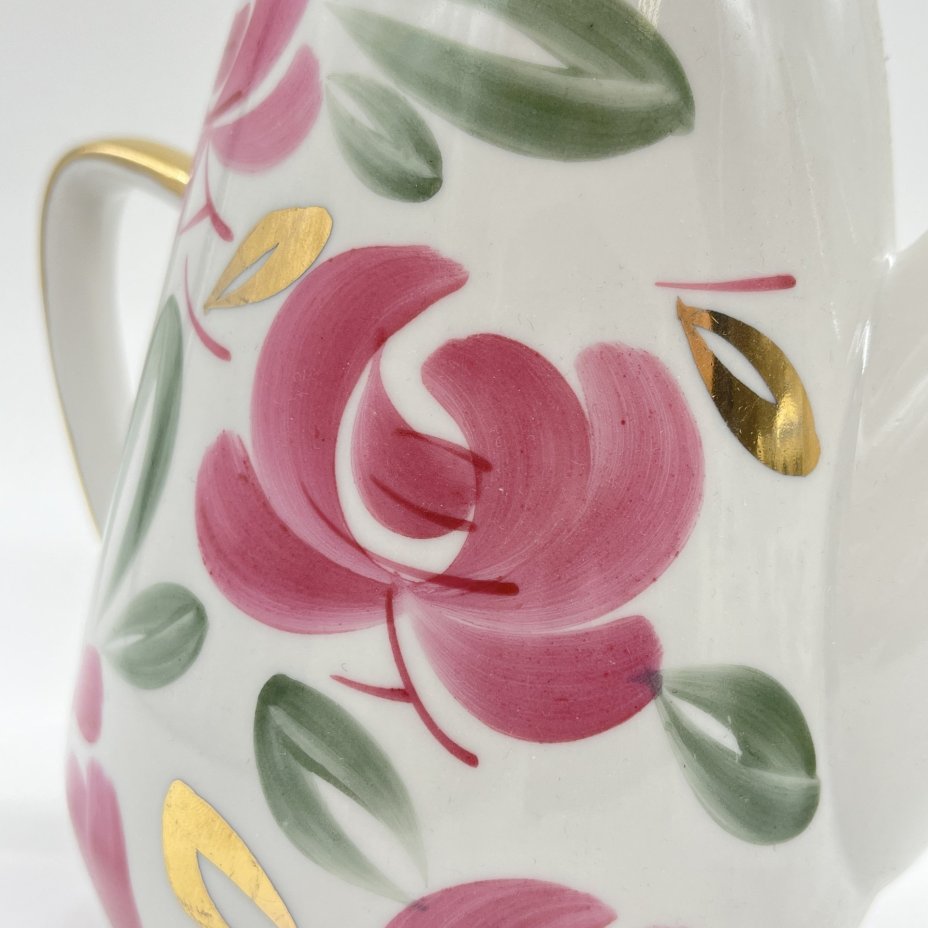 Чайник доливной с расписным цветочным декором, фарфор, роспись, золочение, Краснодарский фарфорово-фаянсовый завод «Чайка», СССР, 1960-1990 гг.