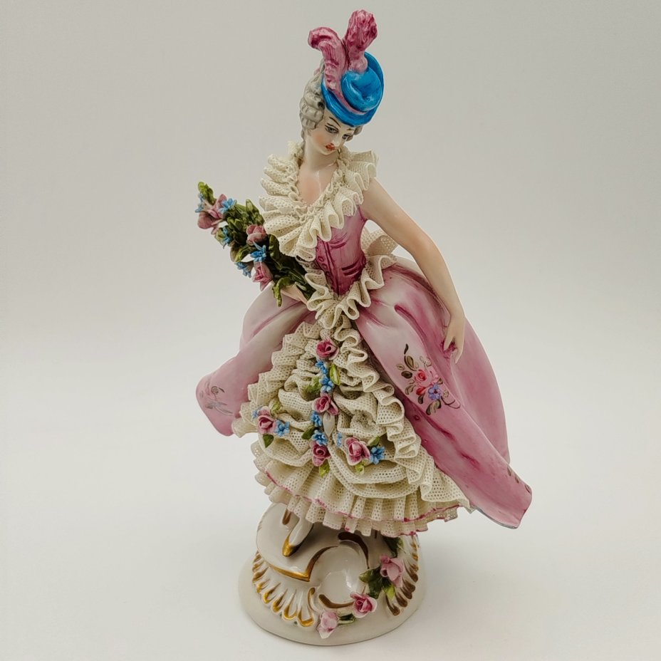 Статуэтка "Дама с букетом цветов", фарфор, кружевной фарфор, роспись, Италия, 1980-2000 гг.