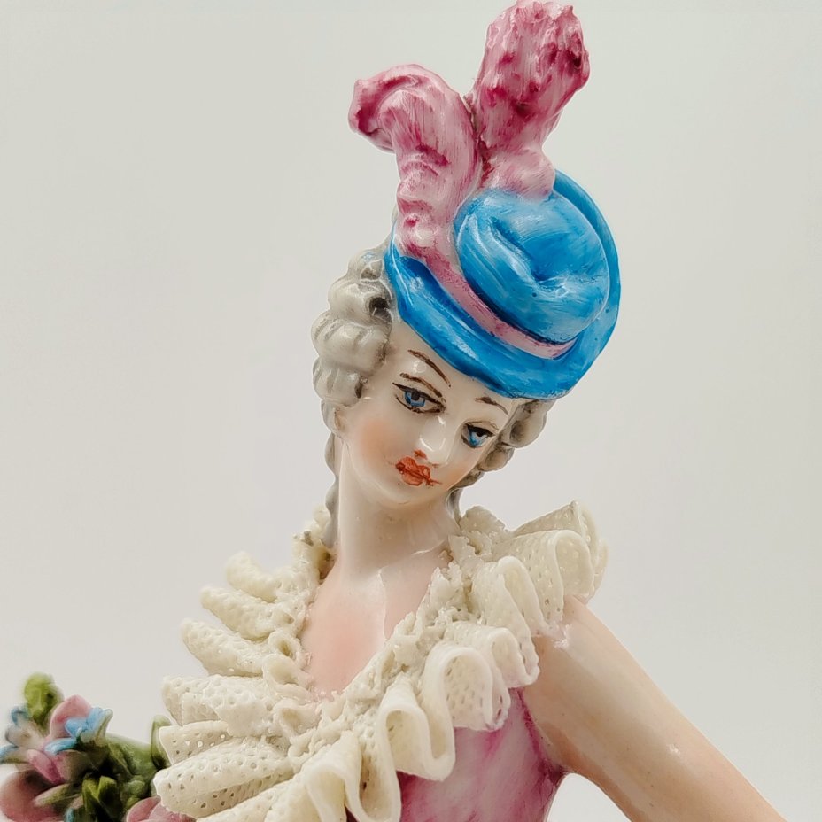 Статуэтка "Дама с букетом цветов"