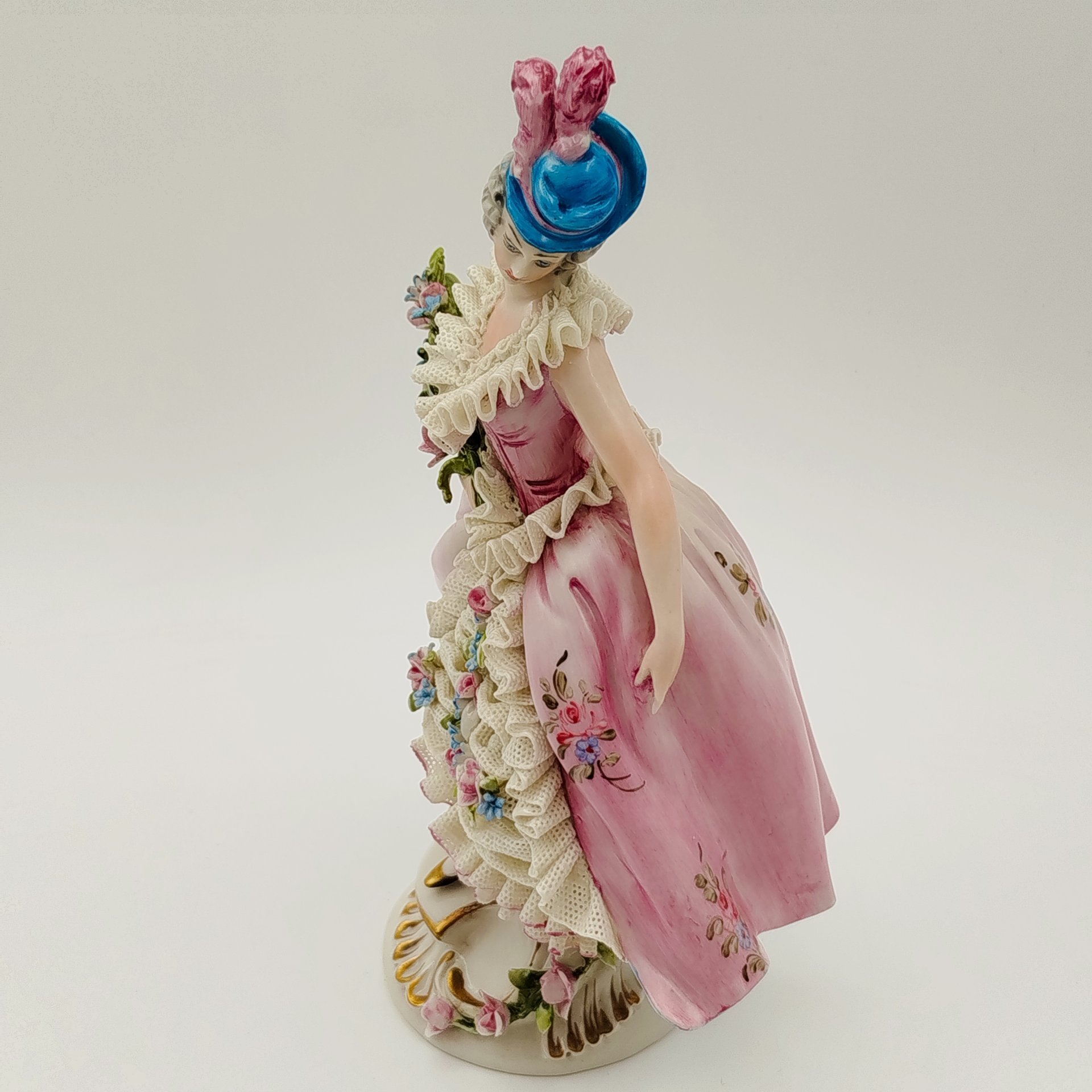 Статуэтка "Дама с букетом цветов", фарфор, кружевной фарфор, роспись, Италия, 1980-2000 гг.