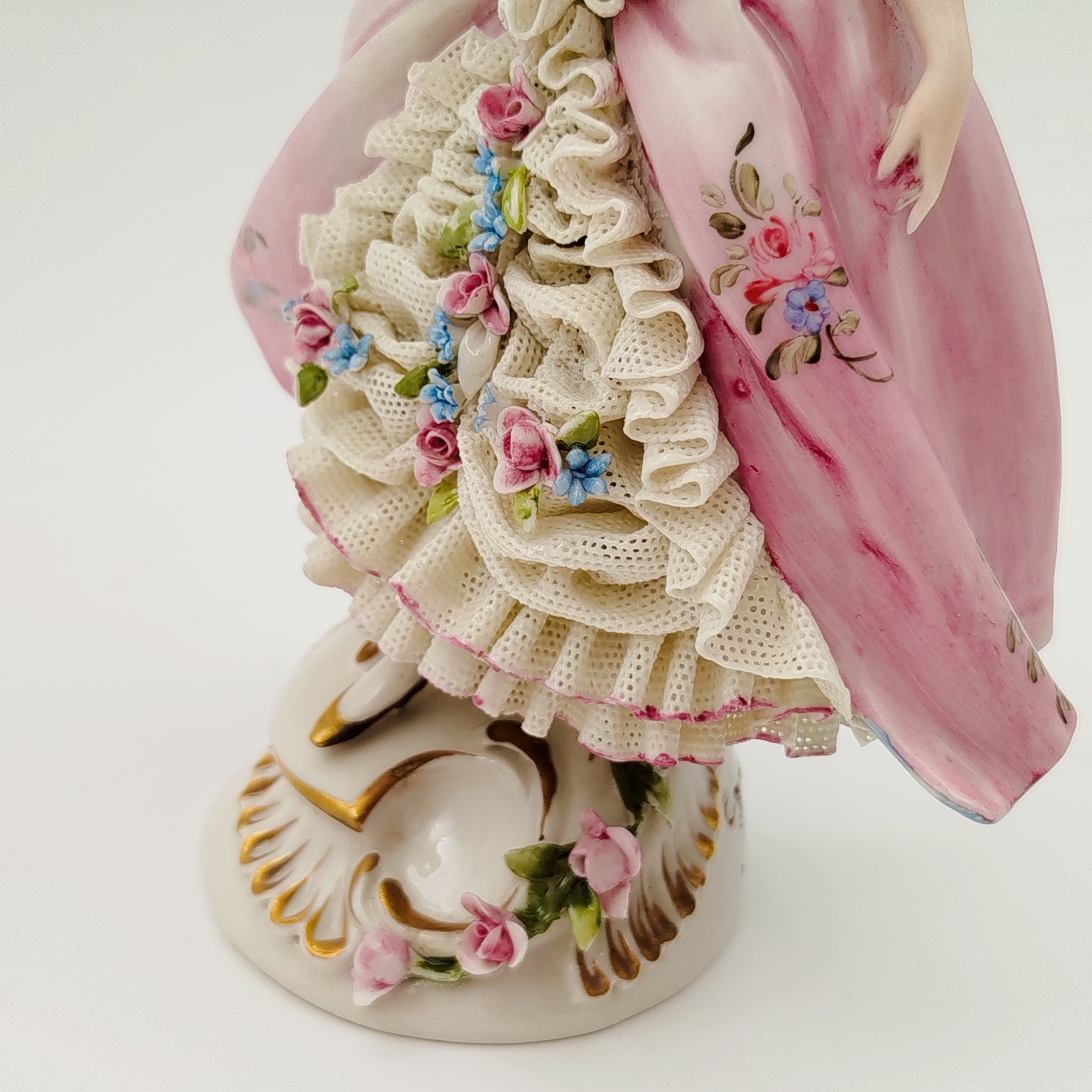 Статуэтка "Дама с букетом цветов", фарфор, кружевной фарфор, роспись, Италия, 1980-2000 гг.