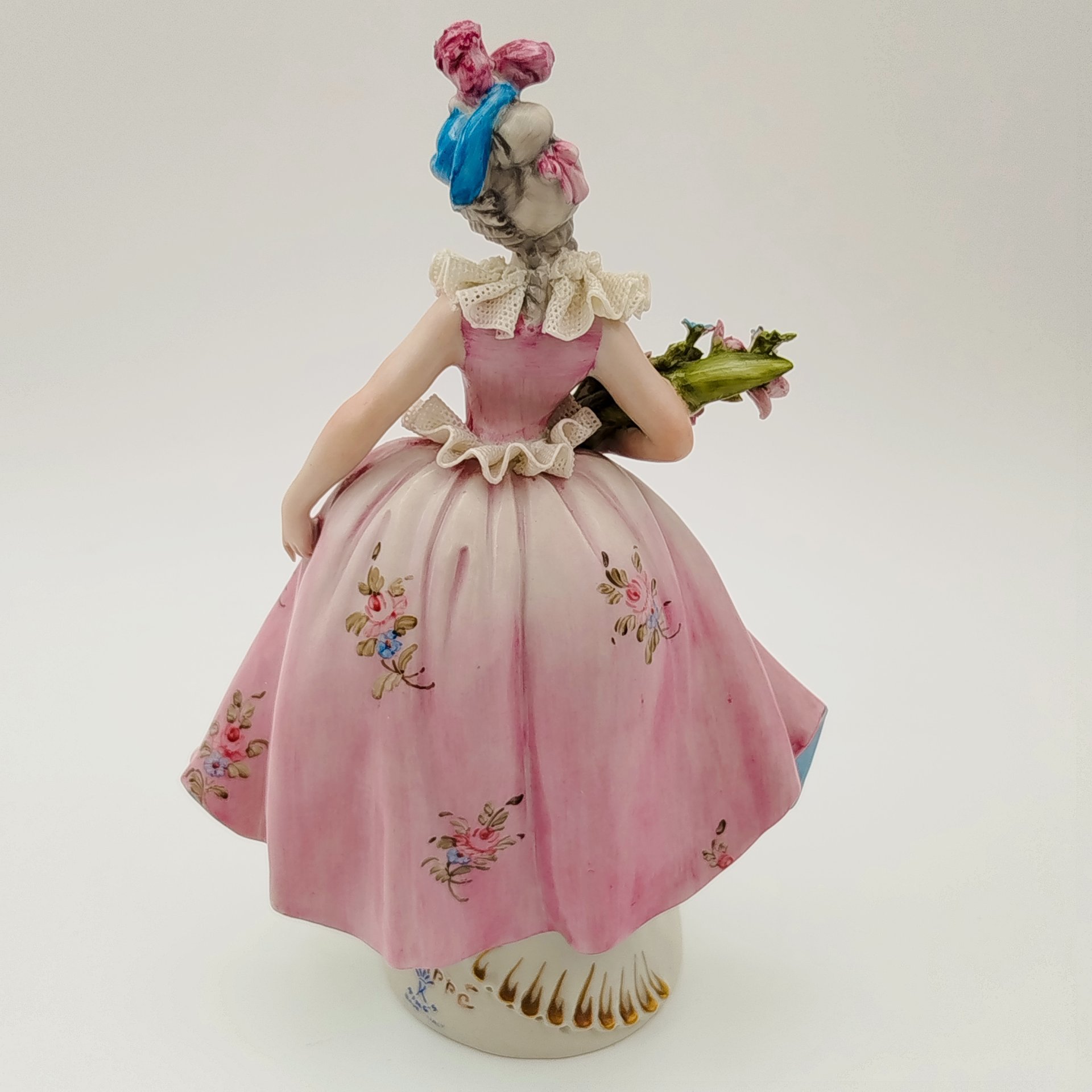 Статуэтка "Дама с букетом цветов", фарфор, кружевной фарфор, роспись, Италия, 1980-2000 гг.