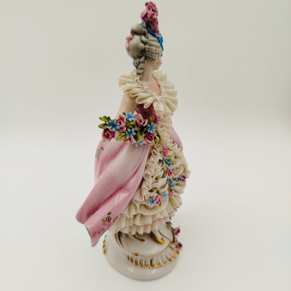 Статуэтка "Дама с букетом цветов"