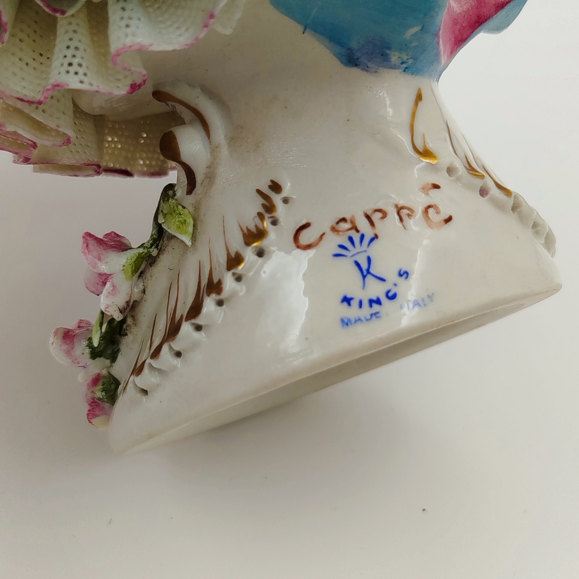 Статуэтка "Дама с букетом цветов", фарфор, кружевной фарфор, роспись, Италия, 1980-2000 гг.