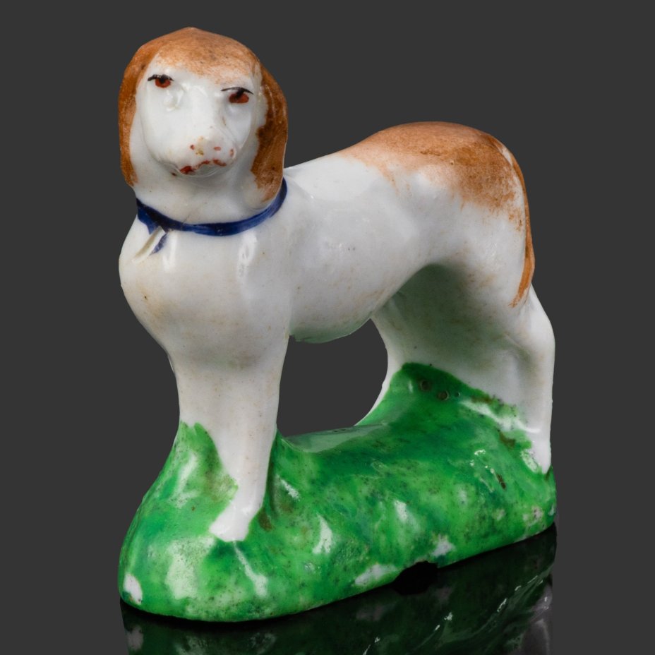 Статуэтка "Собака с коричнево-белым окрасом", частный завод Гжели, фарфор, роспись, Российская империя, 1880-1910 гг.