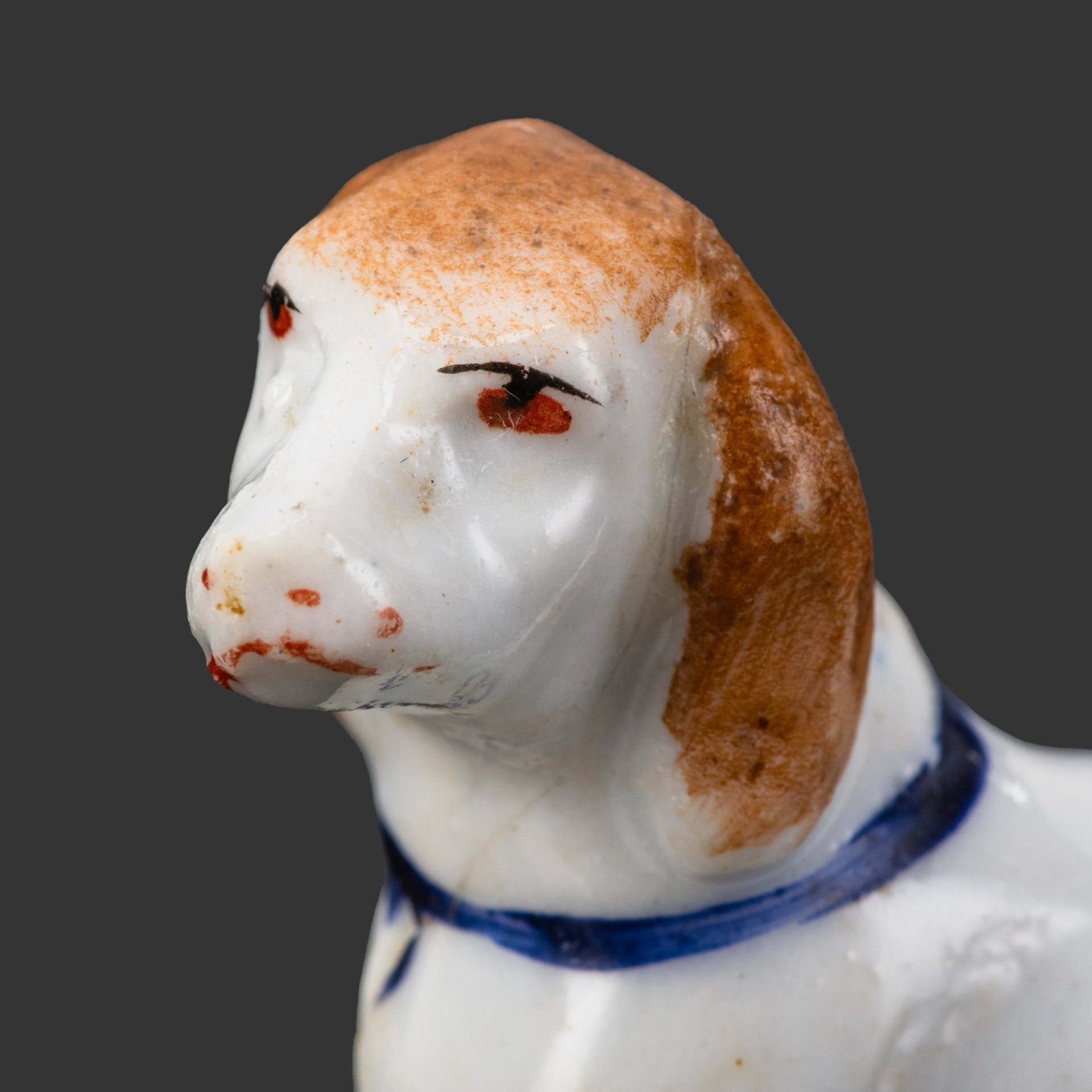 Статуэтка "Собака с коричнево-белым окрасом", частный завод Гжели, фарфор, роспись, Российская империя, 1880-1910 гг.