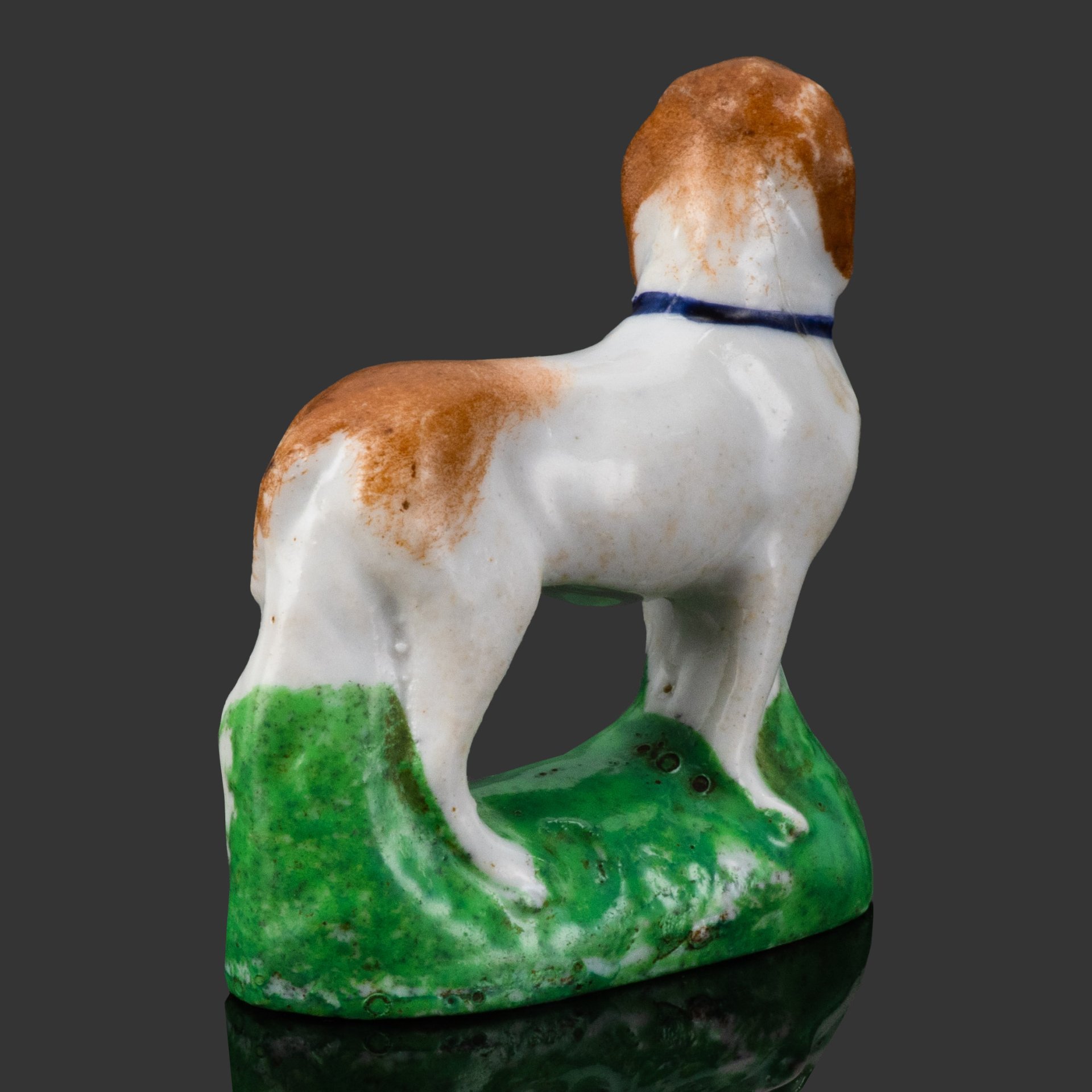 Статуэтка "Собака с коричнево-белым окрасом", частный завод Гжели, фарфор, роспись, Российская империя, 1880-1910 гг.