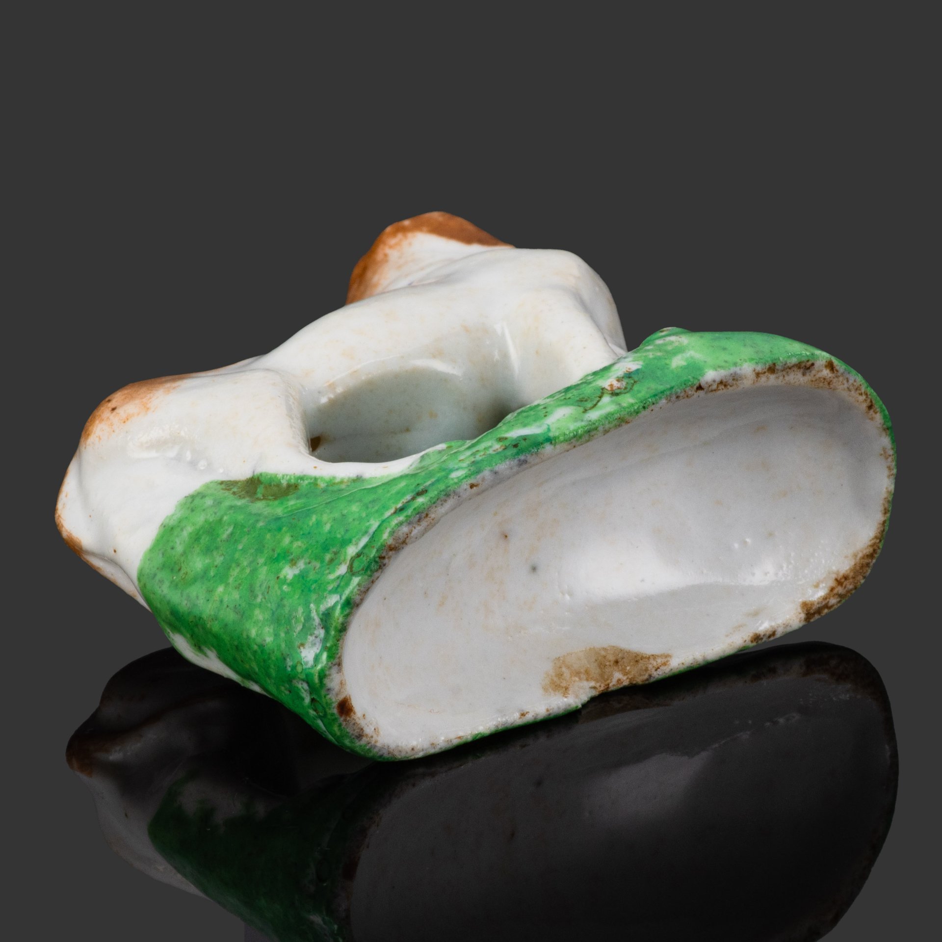 Статуэтка "Собака с коричнево-белым окрасом", частный завод Гжели, фарфор, роспись, Российская империя, 1880-1910 гг.