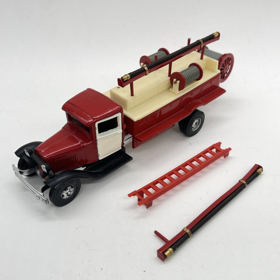 Модель пожарного автомобиля ГАЗ-60 1:43