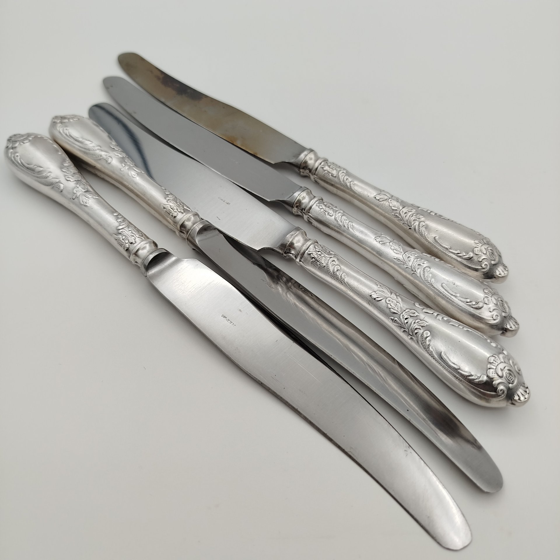 Набор столовых ножей с растительным декором на 5 персон, мНЦ (медь-никель-цинк), нержавеющая сталь, Вольнянский завод столовых приборов им. Шевченко (ЗiШ, ЗиШ), СССР, 1960-1991 гг., Вольнянский завод столовых приборов им. Шевченко (ЗiШ