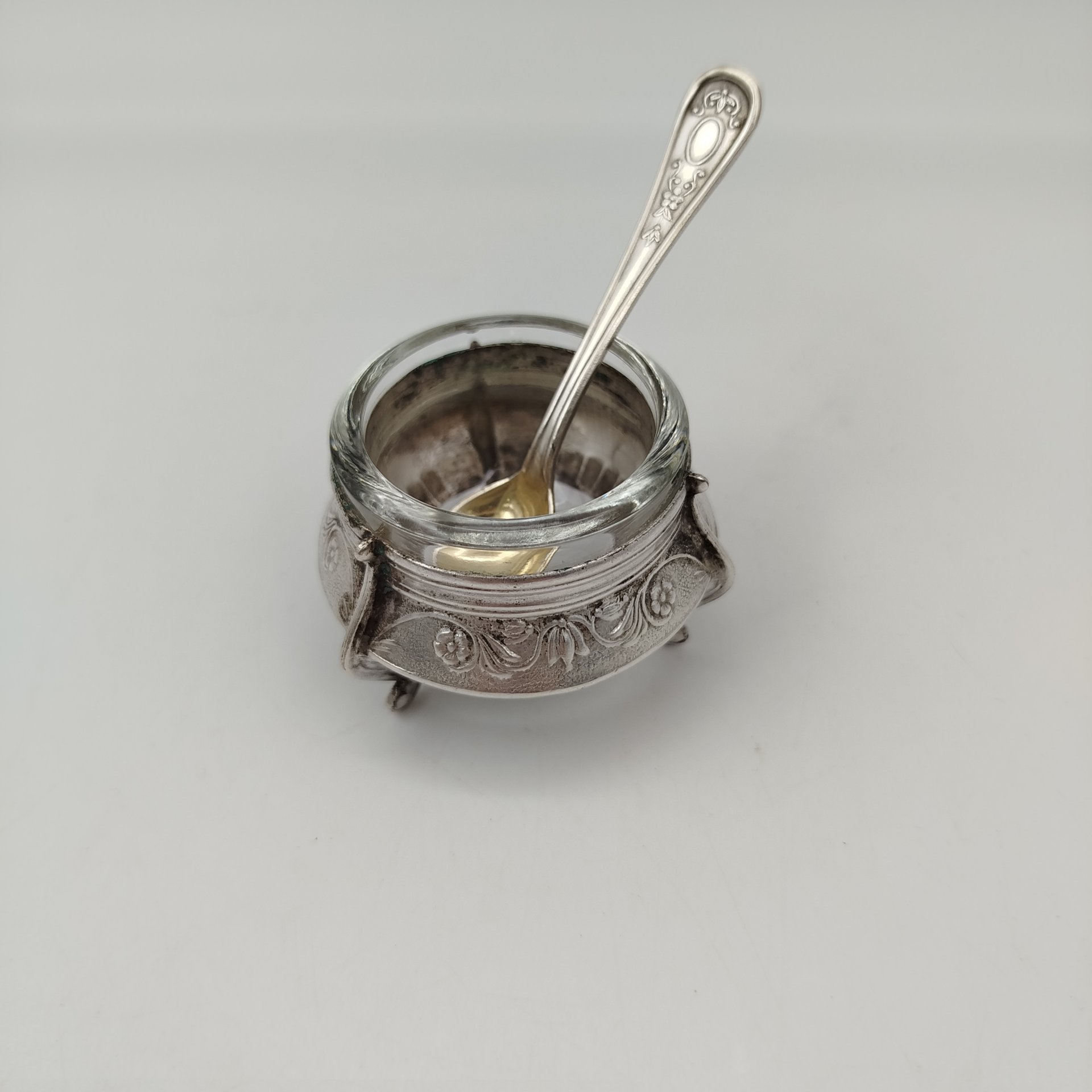 Солонка на ножках с ложечкой и растительным декором, мНЦ (медь-никель-цинк), стекло, Мстерский завод художественных изделий «Ювелир», Россия, 1970-1990 гг.