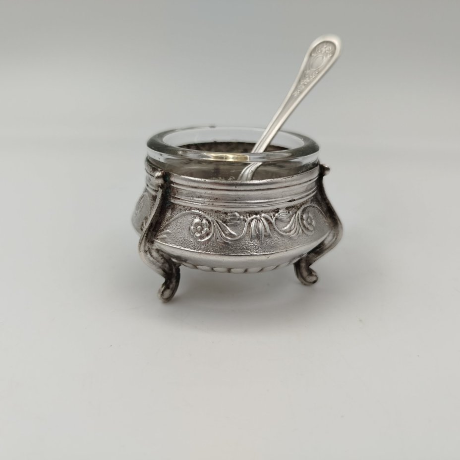 Солонка на ножках с ложечкой и растительным декором, мНЦ (медь-никель-цинк), стекло, Мстерский завод художественных изделий «Ювелир», Россия, 1970-1990 гг.