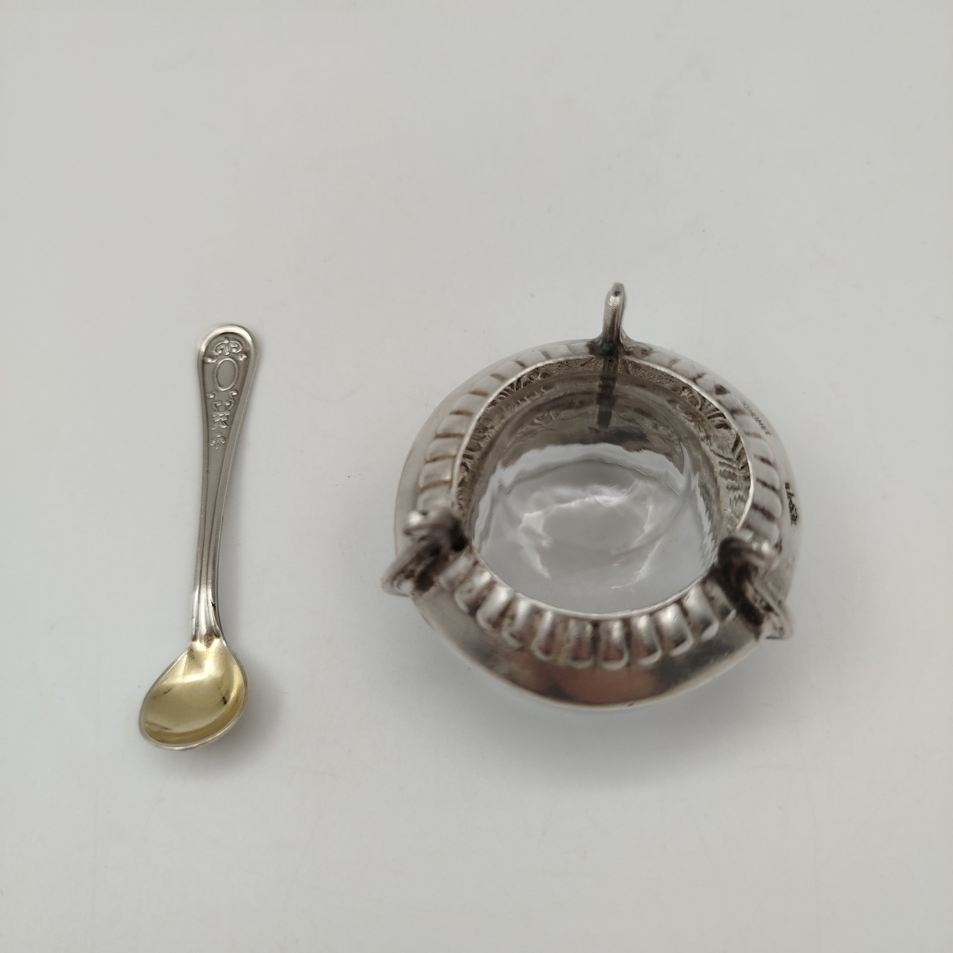 Солонка на ножках с ложечкой и растительным декором, мНЦ (медь-никель-цинк), стекло, Мстерский завод художественных изделий «Ювелир», Россия, 1970-1990 гг.