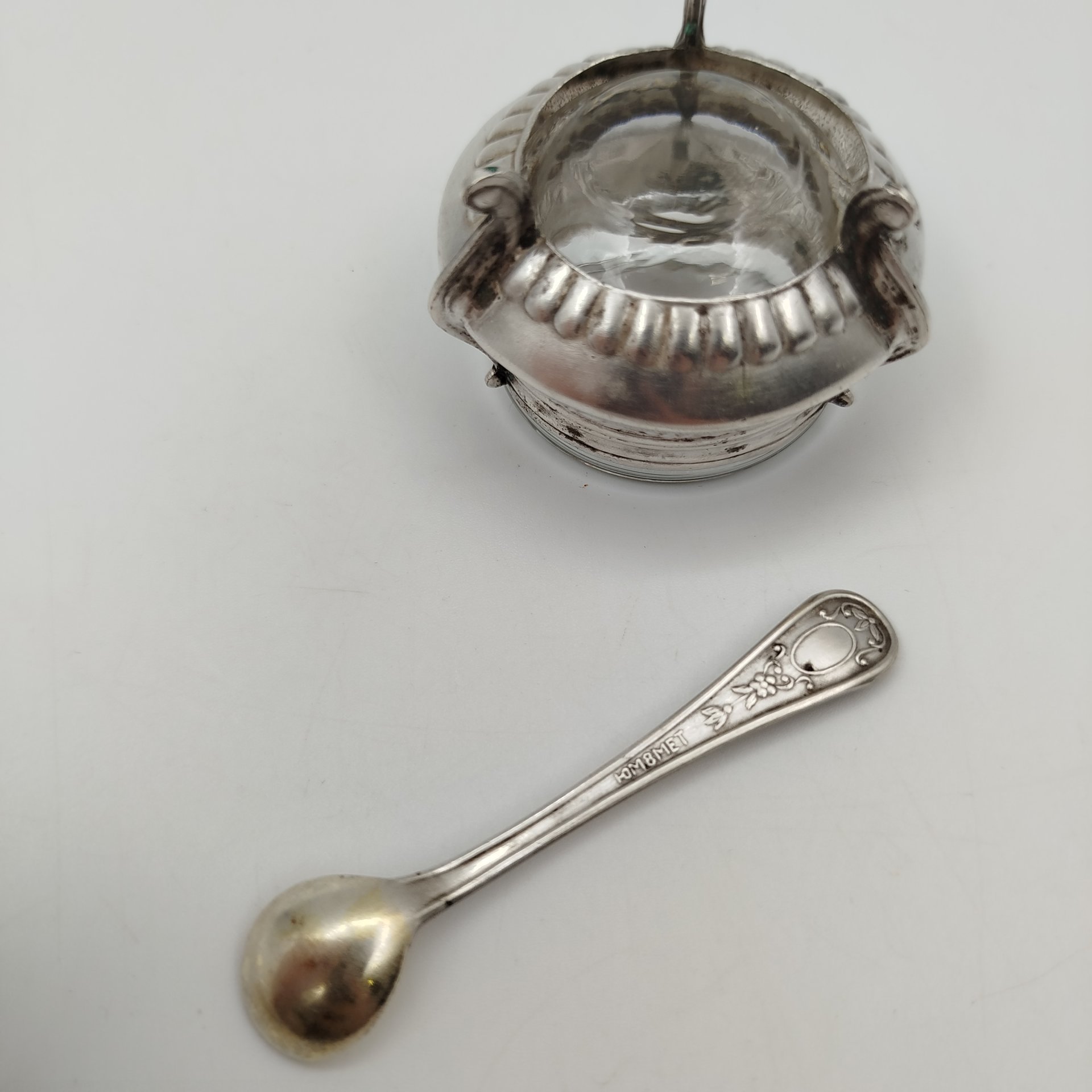 Солонка на ножках с ложечкой и растительным декором, мНЦ (медь-никель-цинк), стекло, Мстерский завод художественных изделий «Ювелир», Россия, 1970-1990 гг.