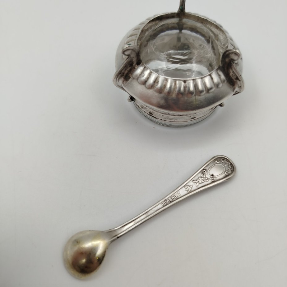 Солонка на ножках с ложечкой и растительным декором, мНЦ (медь-никель-цинк), стекло, Мстерский завод художественных изделий «Ювелир», Россия, 1970-1990 гг.