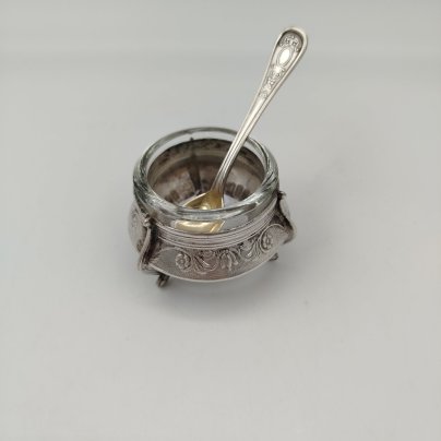 Солонка на ножках с ложечкой и растительным декором, мНЦ (медь-никель-цинк), стекло, Мстерский завод художественных изделий «Ювелир», Россия, 1970-1990 гг., Мстерский завод художественных изделий «Ювелир»