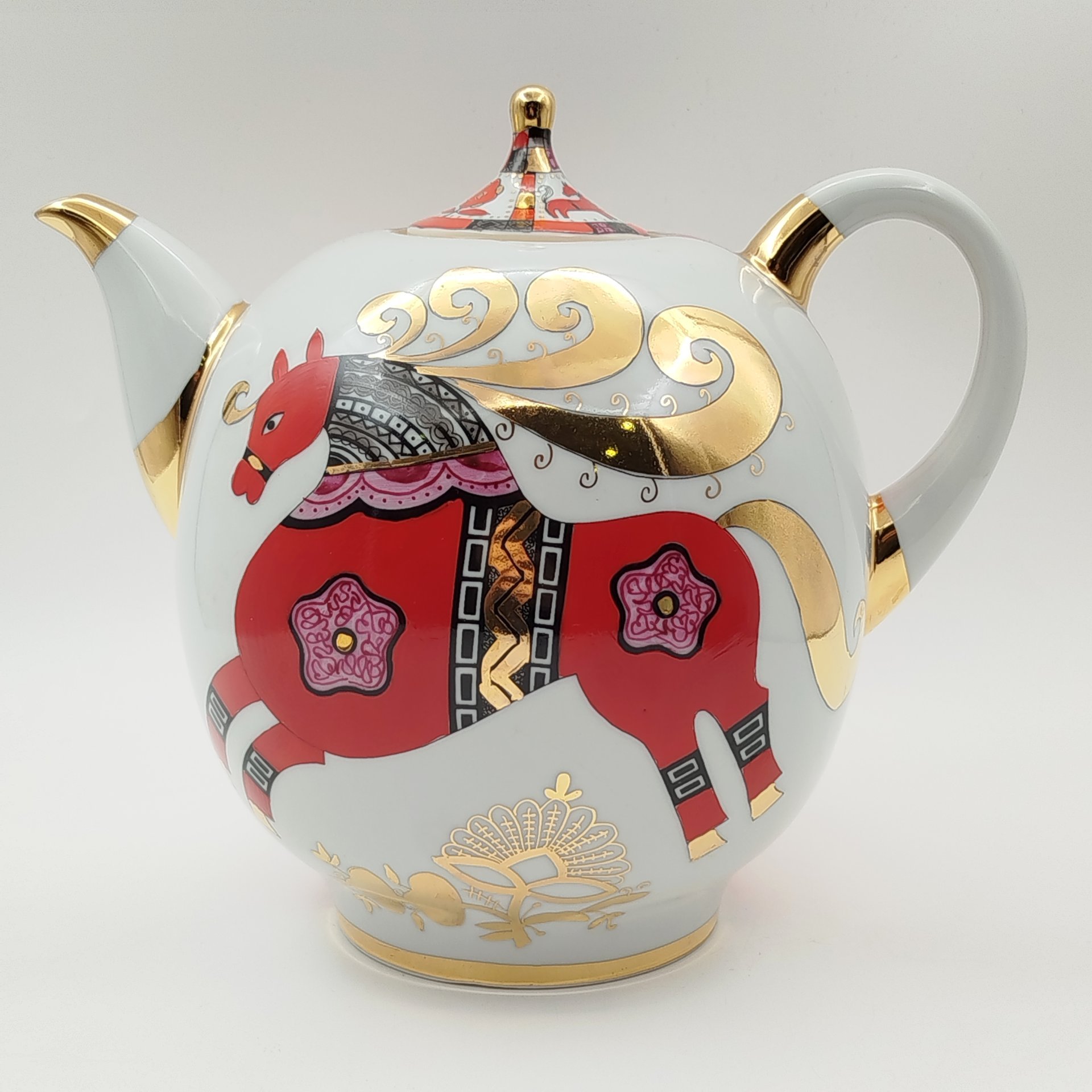 Чайник доливной "Красный конь" ("Златогривый конь"), автор формы "Новгородская" Криммер Э.М., автор росписи Воробьевский А.В., фарфор, роспись, золочение, Ленинградский фарфоровый завод (ЛФЗ), СССР, 1970-1992 гг.