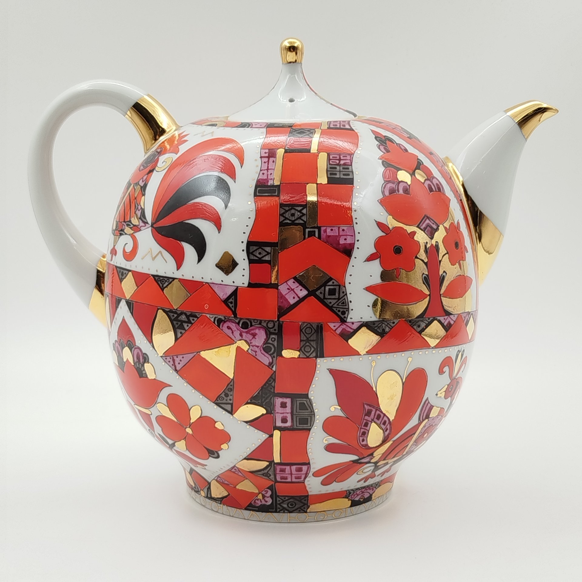 Чайник доливной "Красный конь" ("Златогривый конь"), автор формы "Новгородская" Криммер Э.М., автор росписи Воробьевский А.В., фарфор, роспись, золочение, Ленинградский фарфоровый завод (ЛФЗ), СССР, 1970-1992 гг.