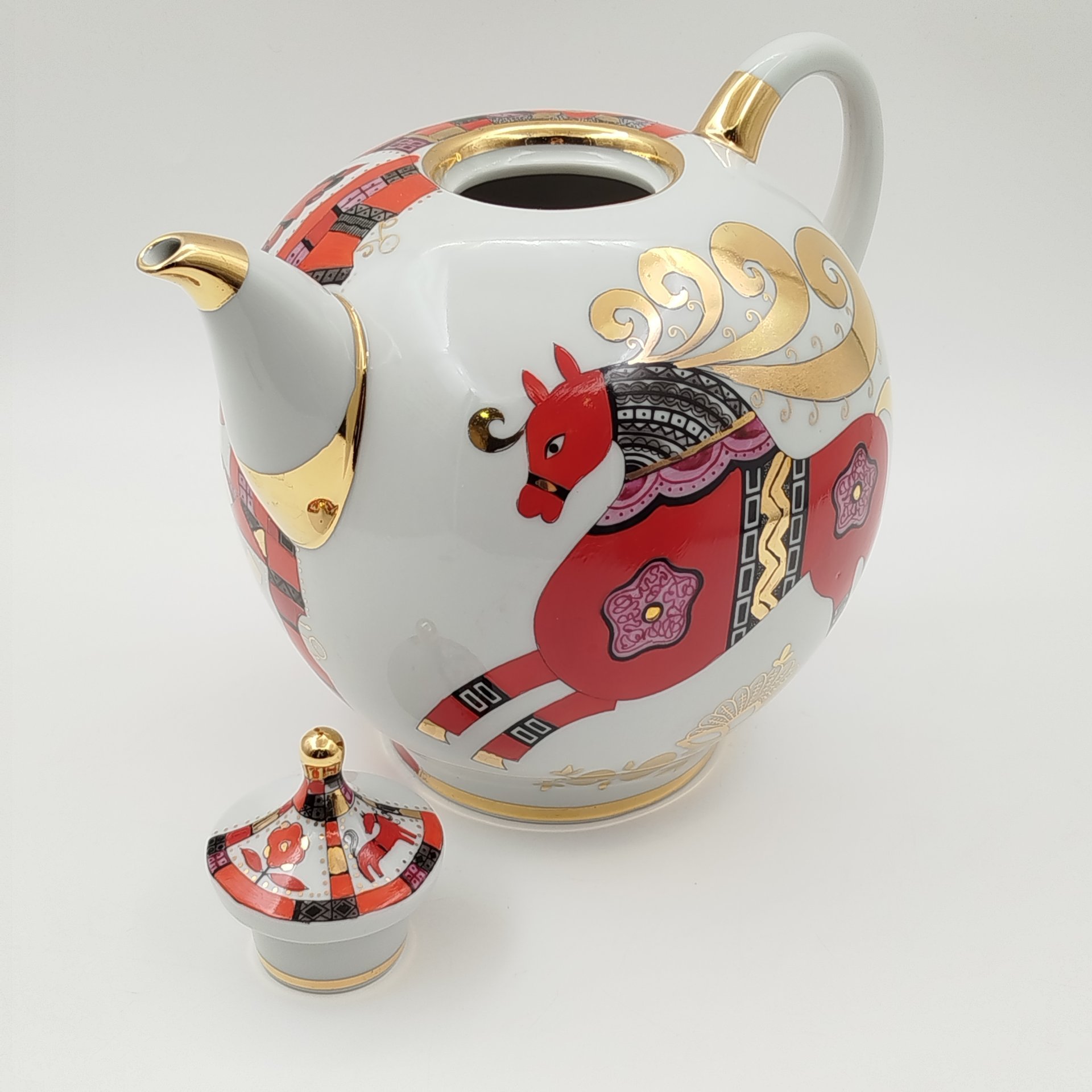 Чайник доливной "Красный конь" ("Златогривый конь"), автор формы "Новгородская" Криммер Э.М., автор росписи Воробьевский А.В., фарфор, роспись, золочение, Ленинградский фарфоровый завод (ЛФЗ), СССР, 1970-1992 гг.