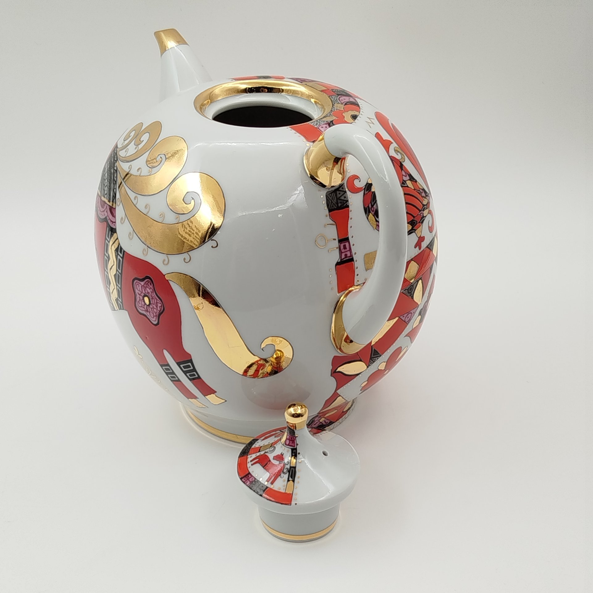 Чайник доливной "Красный конь" ("Златогривый конь"), автор формы "Новгородская" Криммер Э.М., автор росписи Воробьевский А.В., фарфор, роспись, золочение, Ленинградский фарфоровый завод (ЛФЗ), СССР, 1970-1992 гг.