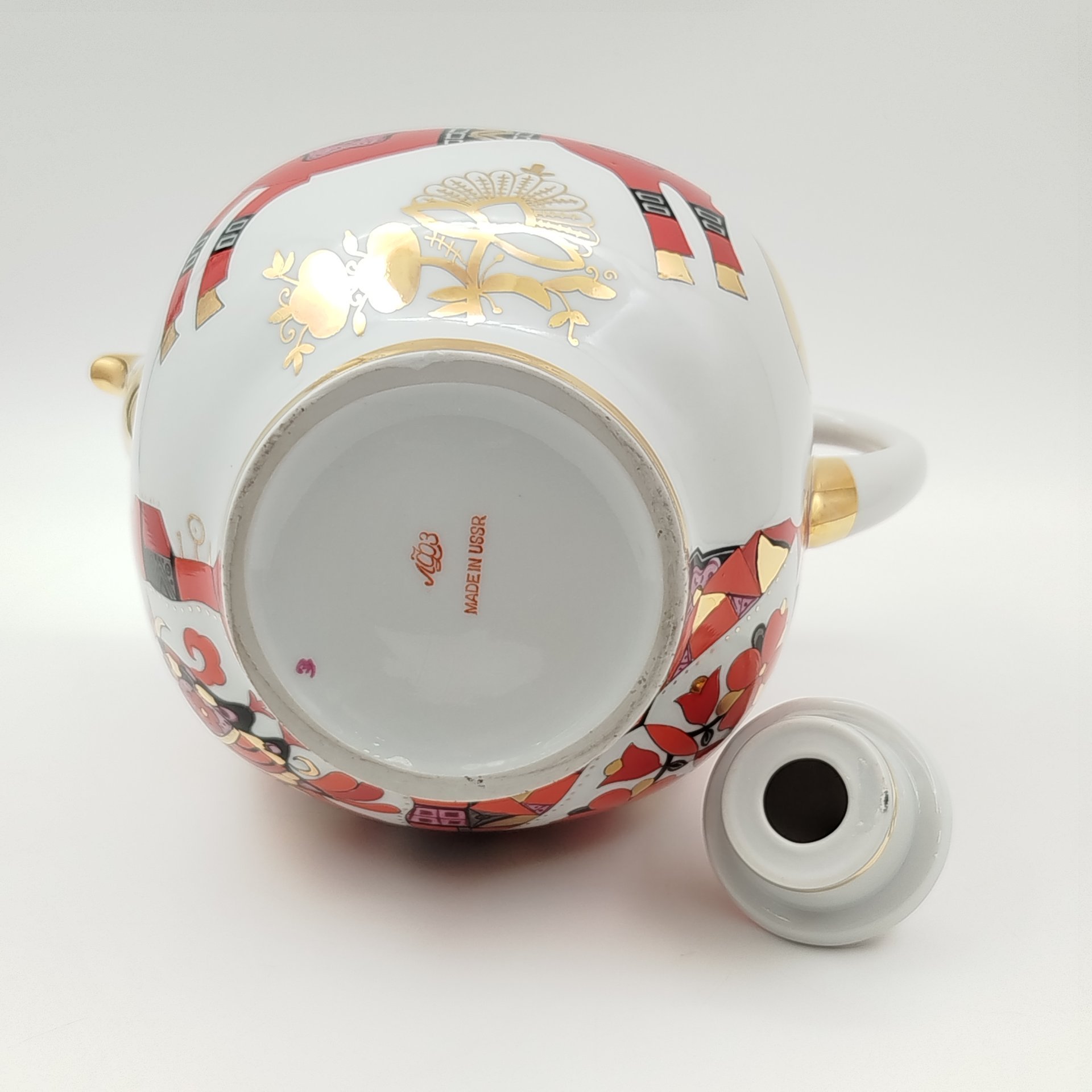Чайник доливной "Красный конь" ("Златогривый конь"), автор формы "Новгородская" Криммер Э.М., автор росписи Воробьевский А.В., фарфор, роспись, золочение, Ленинградский фарфоровый завод (ЛФЗ), СССР, 1970-1992 гг.
