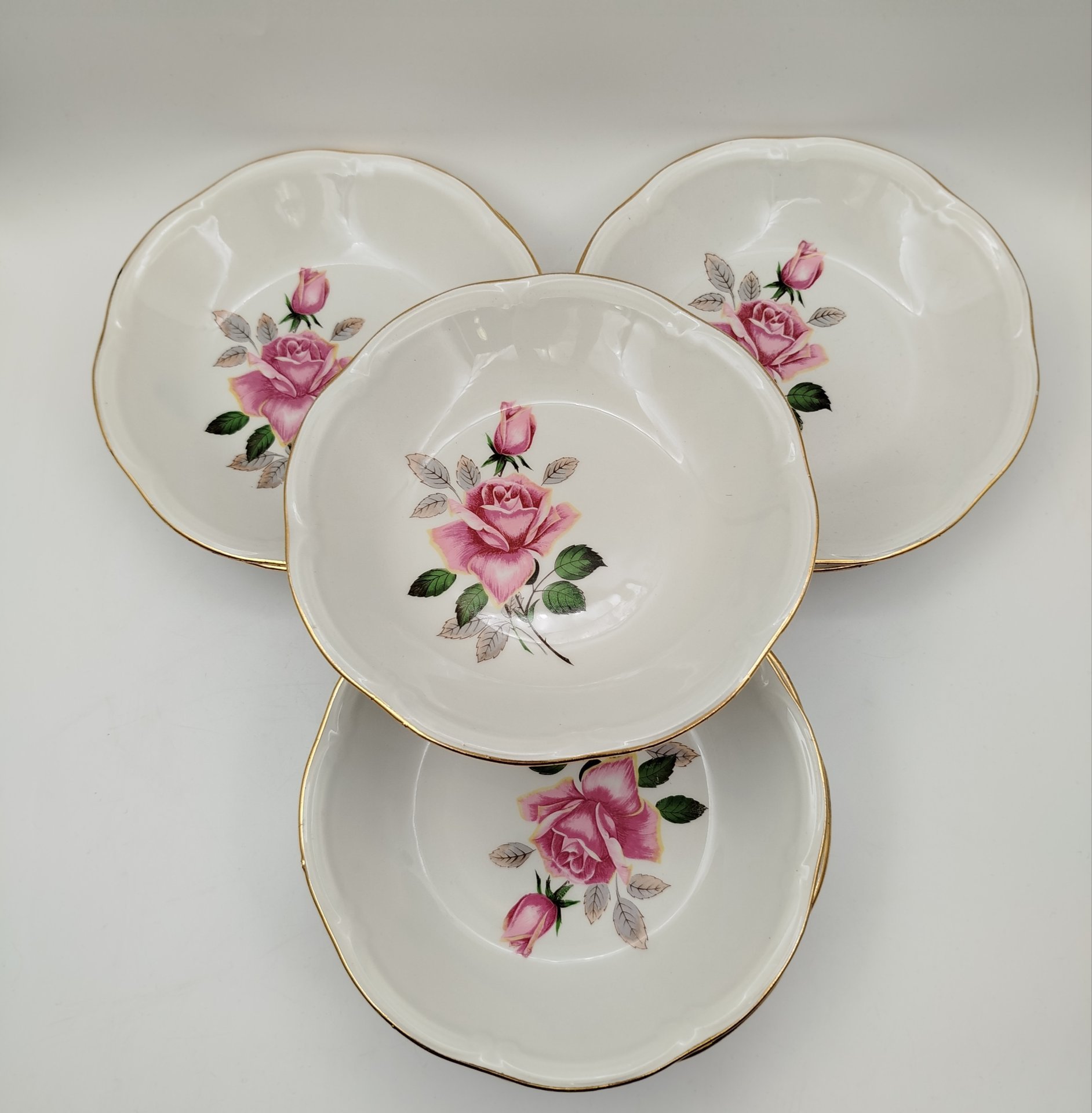 Набор из 8-ми обеденных (суповых) тарелок, украшенных изображением роз, фарфор, деколь, золочение, Франция, 1960-1990 гг.