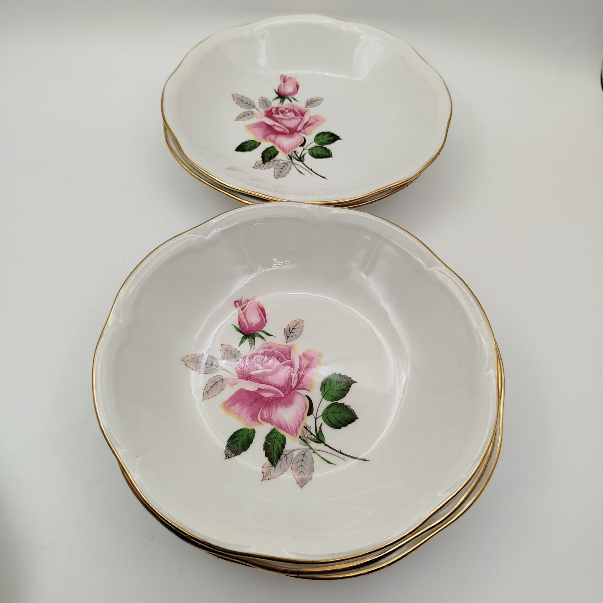Набор из 8-ми обеденных (суповых) тарелок, украшенных изображением роз, фарфор, деколь, золочение, Франция, 1960-1990 гг.