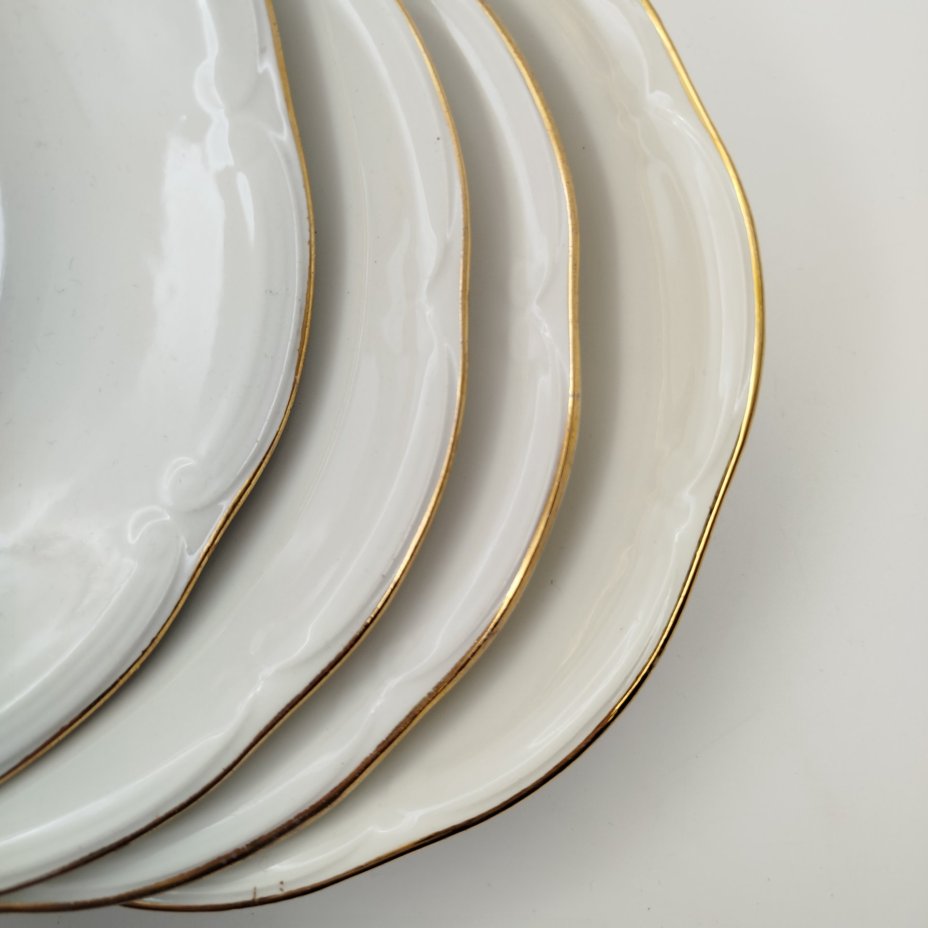 Набор из 8-ми обеденных (суповых) тарелок, украшенных изображением роз