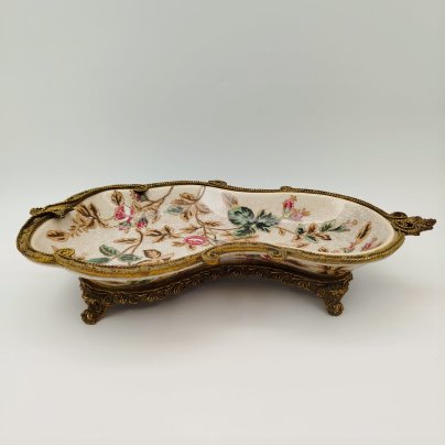 Фруктовница (конфетница) в металлической оплетке на ножках, украшенная растительными мотивами, фарфор, кракле, эмали, сплав металлов, Китай, 1990-2010 гг.