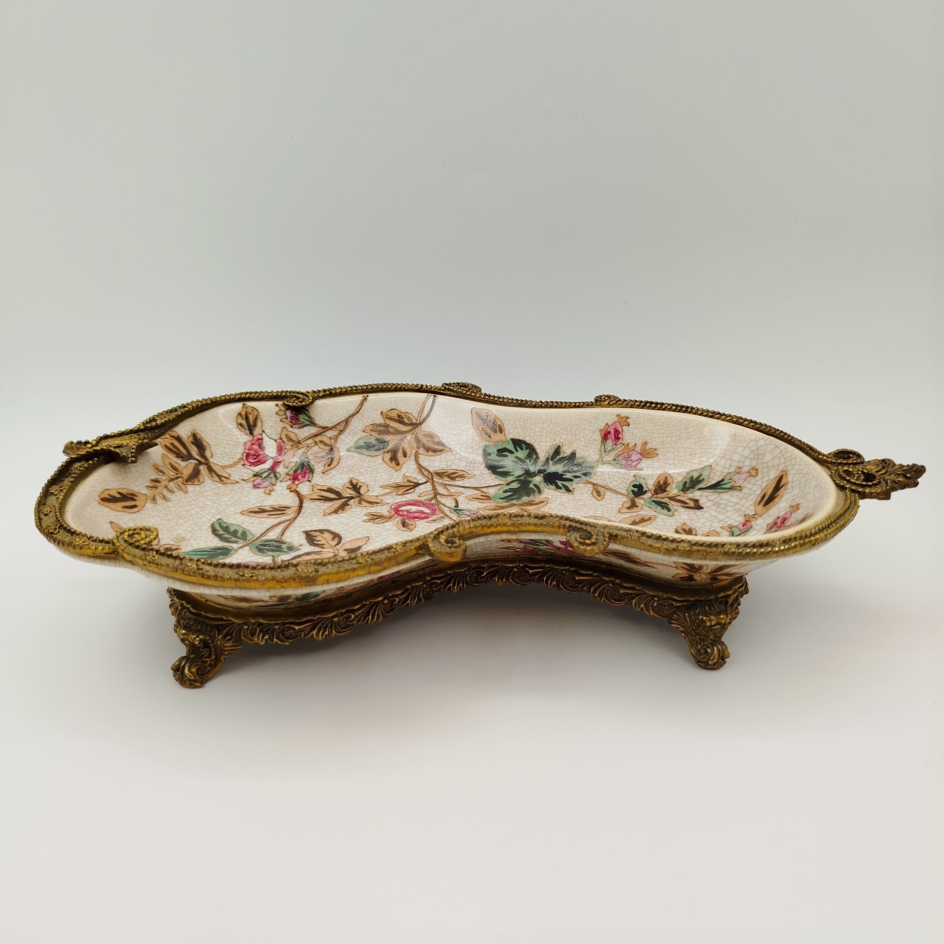 Фруктовница (конфетница) в металлической оплетке на ножках, украшенная растительными мотивами, фарфор, кракле, эмали, сплав металлов, Китай, 1990-2010 гг.