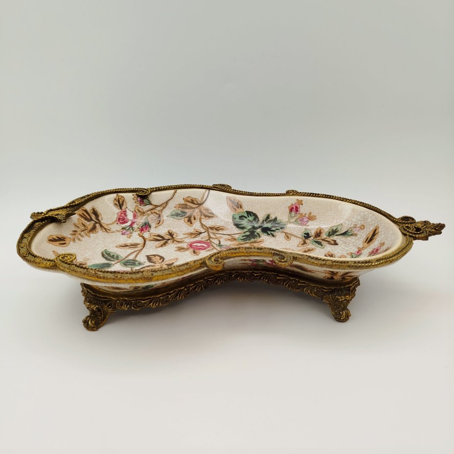 Фруктовница (конфетница) в металлической оплетке на ножках, украшенная растительными мотивами, фарфор, кракле, эмали, сплав металлов, Китай, 1990-2010 гг.