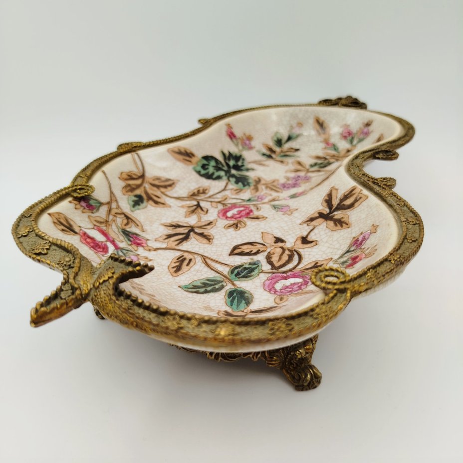 Фруктовница (конфетница) в металлической оплетке на ножках, украшенная растительными мотивами, фарфор, кракле, эмали, сплав металлов, Китай, 1990-2010 гг.