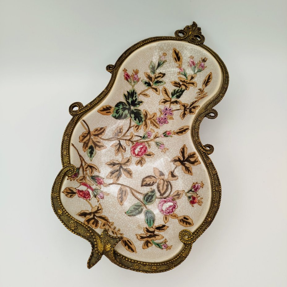 Фруктовница (конфетница) в металлической оплетке на ножках, украшенная растительными мотивами, фарфор, кракле, эмали, сплав металлов, Китай, 1990-2010 гг.