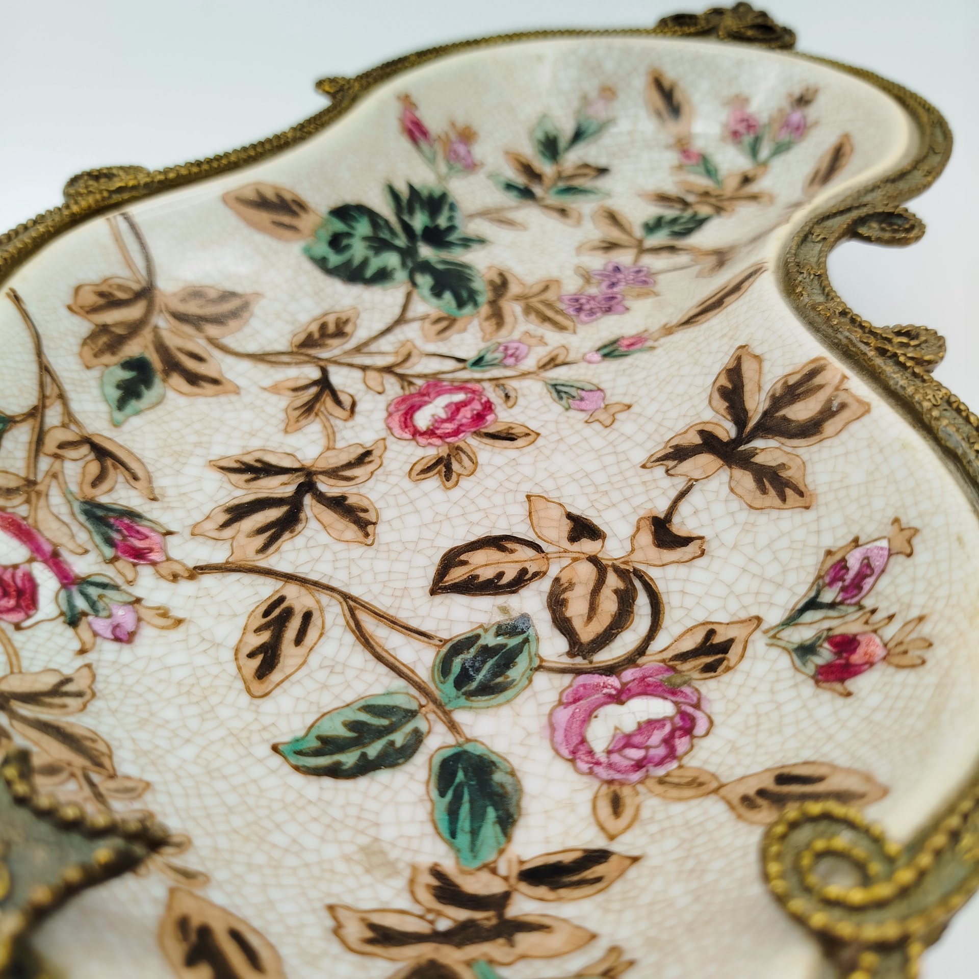 Фруктовница (конфетница) в металлической оплетке на ножках, украшенная растительными мотивами, фарфор, кракле, эмали, сплав металлов, Китай, 1990-2010 гг.