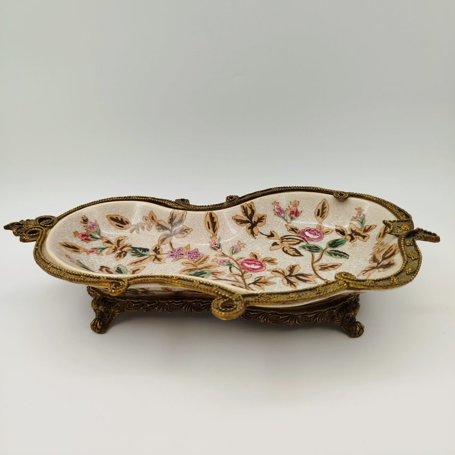 Фруктовница (конфетница) в металлической оплетке на ножках, украшенная растительными мотивами, фарфор, кракле, эмали, сплав металлов, Китай, 1990-2010 гг.