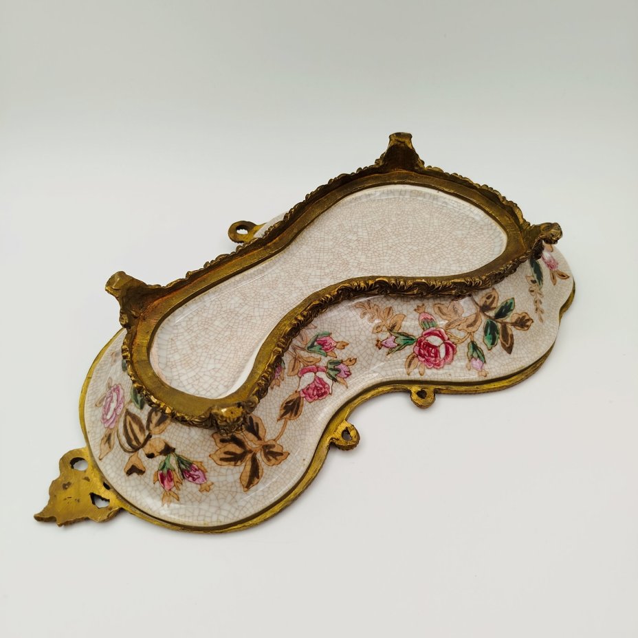 Фруктовница (конфетница) в металлической оплетке на ножках, украшенная растительными мотивами, фарфор, кракле, эмали, сплав металлов, Китай, 1990-2010 гг.