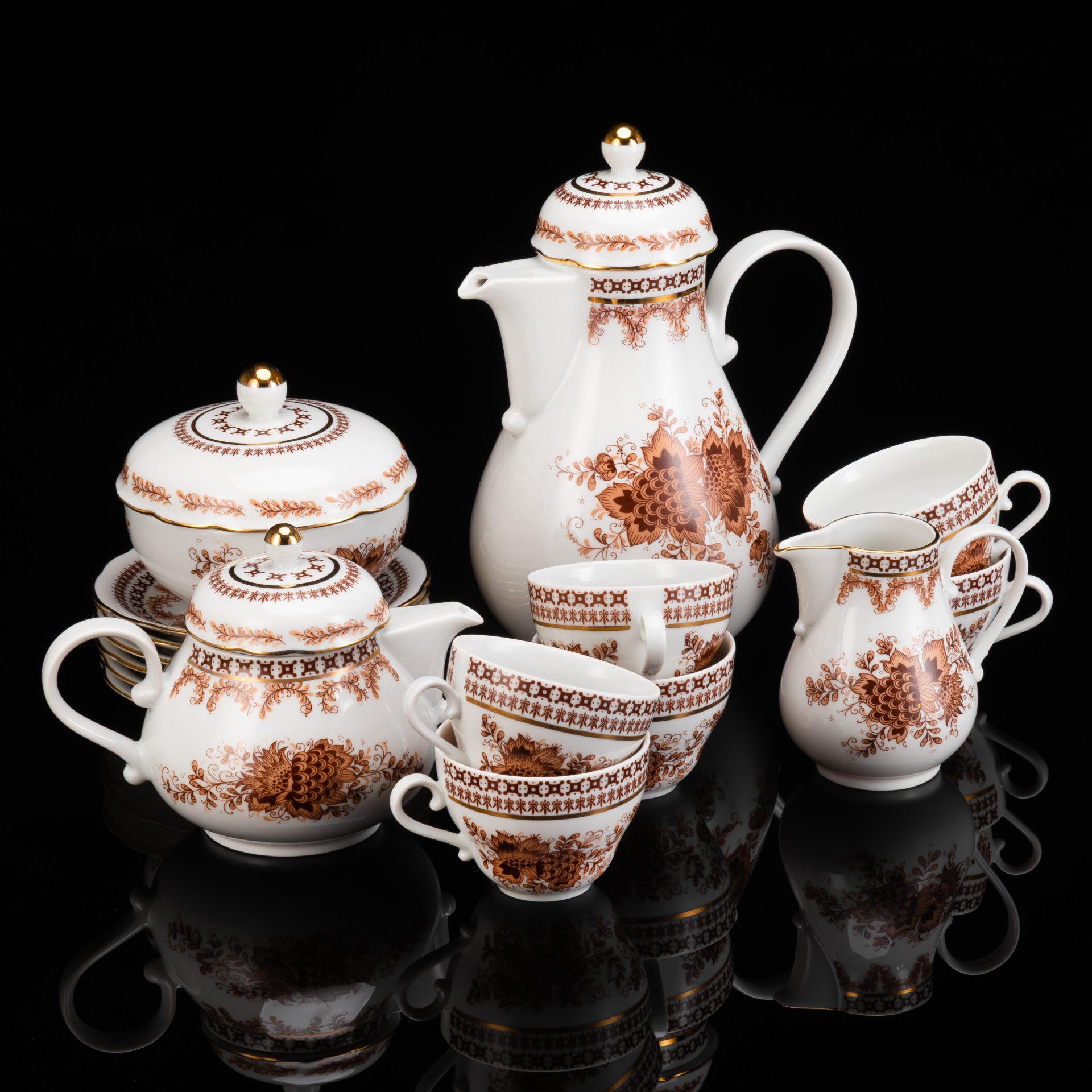 Сервиз чайно-кофейный на 6 персон, украшенный цветочным декором (16 предметов), фарфор, деколь, золочение, Kahla, Германия, 1968-1991 гг.