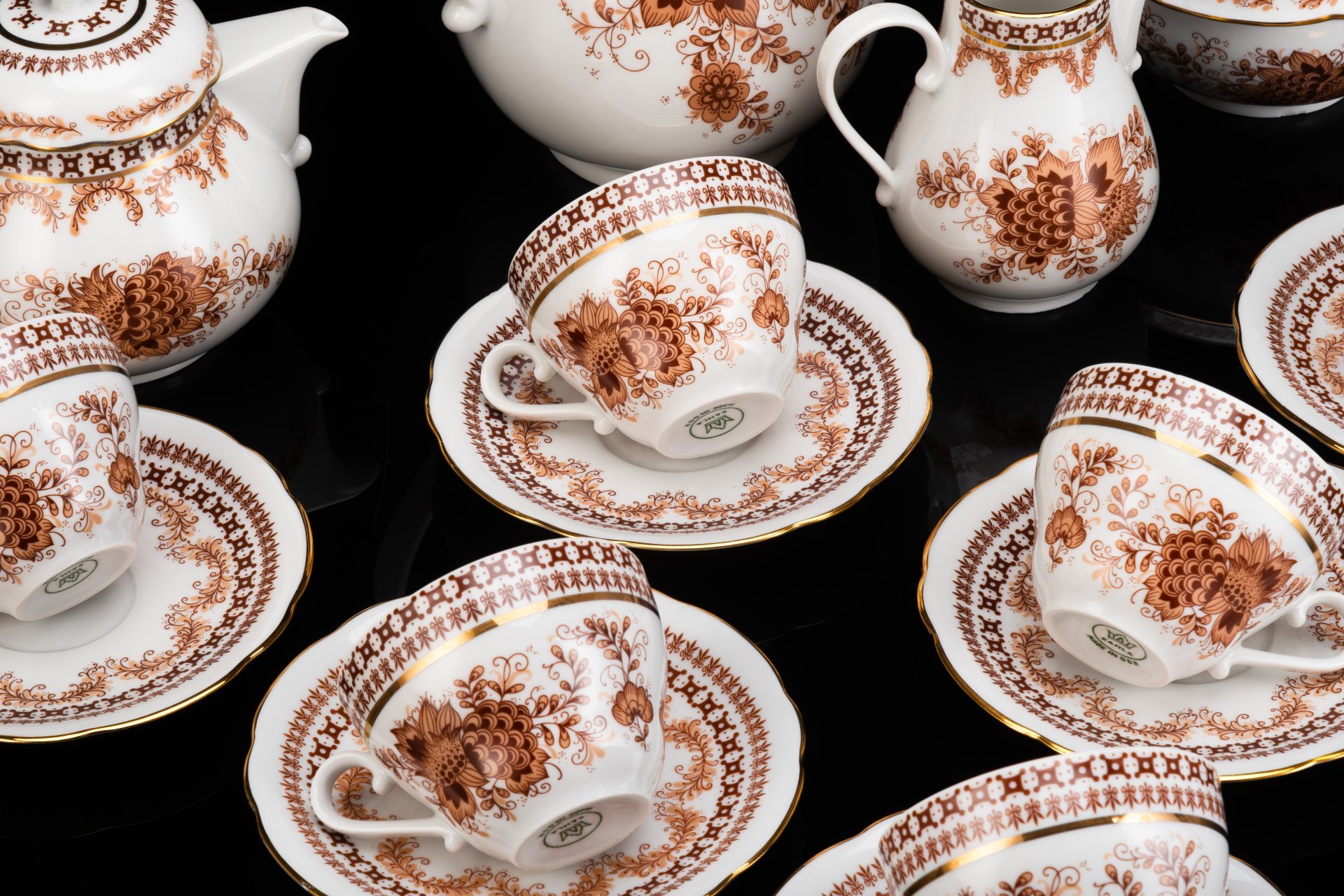 Сервиз чайно-кофейный на 6 персон, украшенный цветочным декором (16 предметов), фарфор, деколь, золочение, Kahla, Германия, 1968-1991 гг.