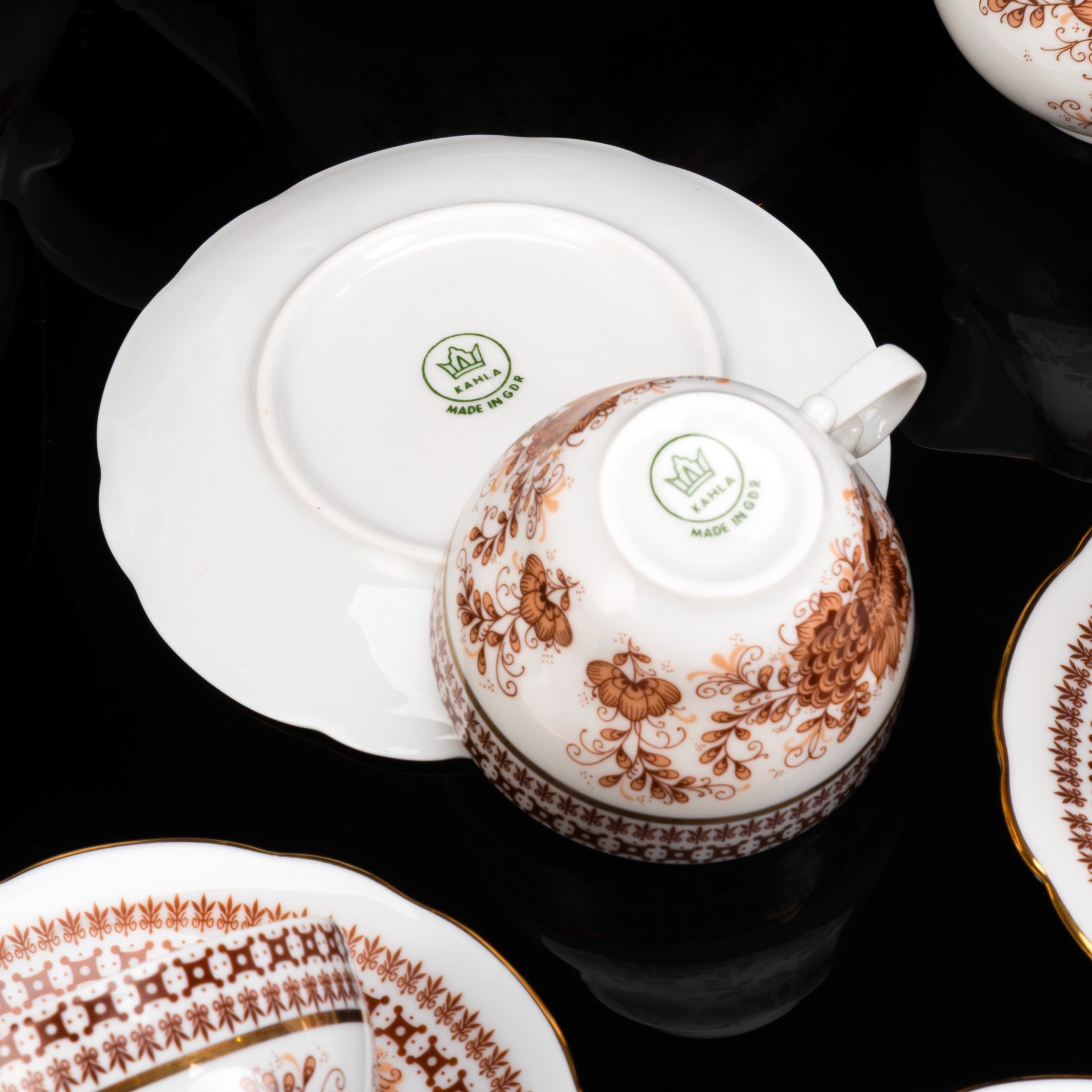 Сервиз чайно-кофейный на 6 персон, украшенный цветочным декором (16 предметов), фарфор, деколь, золочение, Kahla, Германия, 1968-1991 гг.