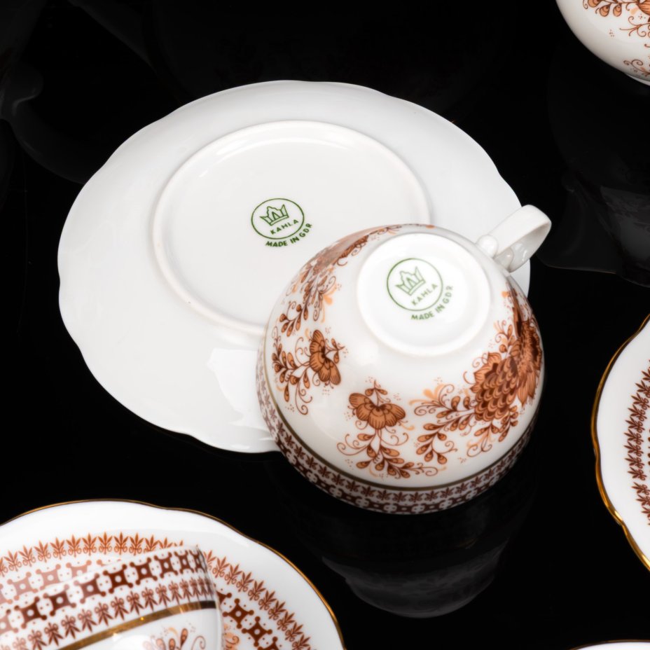 Сервиз чайно-кофейный на 6 персон, украшенный цветочным декором (16 предметов), фарфор, деколь, золочение, Kahla, Германия, 1968-1991 гг.