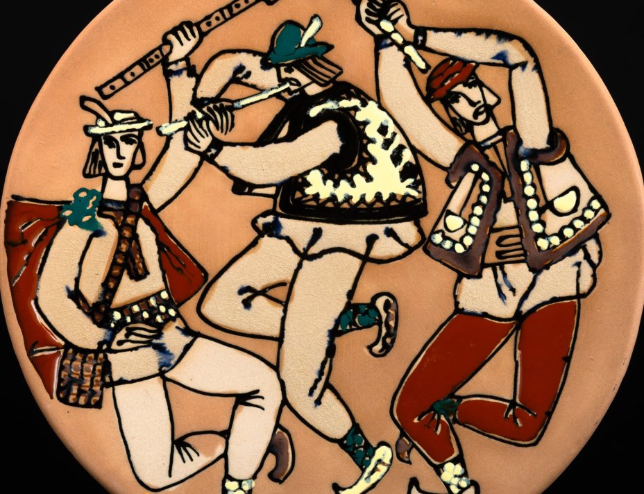 Декоративное настенное блюдо «Гуцульский танец», керамика, роспись, глазурь, Львовская керамико-скульптурная фабрика (ЛКСФ), СССР, 1970-1980 гг.