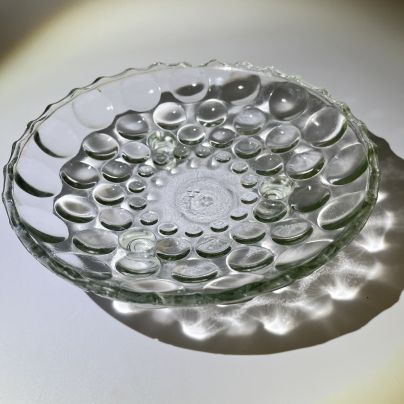 Фруктовница "Капли" круглой формы с объемным декором, стекло, Уршельский стеклозавод имени 10-й годовщины Октября, СССР, 1970-1980 гг.