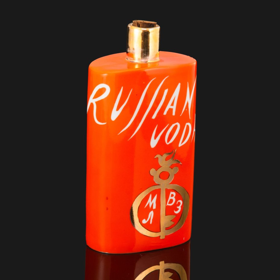 Штоф "Русская водка" (Russian vodka) для Московского ликеро-водочного завода, художник П.В. Леонов, Дулевский фарфоровый завод (Дулёво)