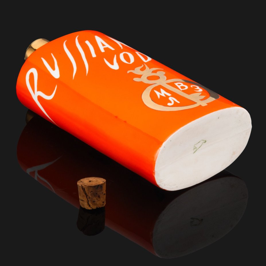 Штоф "Русская водка" (Russian vodka) для Московского ликеро-водочного завода, художник П.В. Леонов, Дулевский фарфоровый завод (Дулёво)