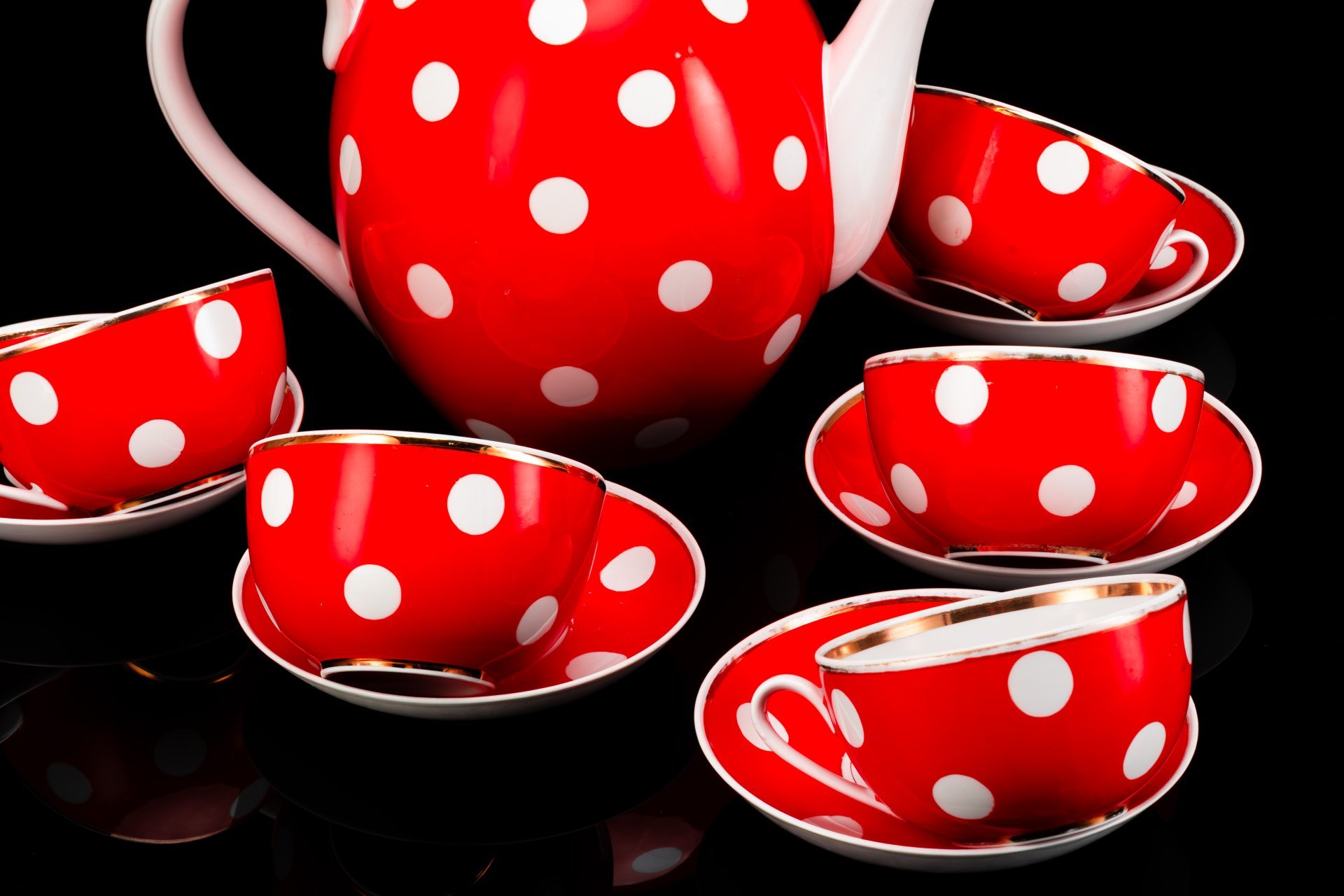 Сервиз чайный с узором в белый горошек на 5 персон (11 предметов), фарфор, крытье, золочение, Дмитровский фарфоровый завод (ДФЗ Вербилки), СССР, 1968-1991 гг.