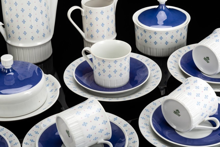 Сервиз чайный с нежным цветочным орнаментом светло-черничного оттенка, на 6 персон (23 предмета)