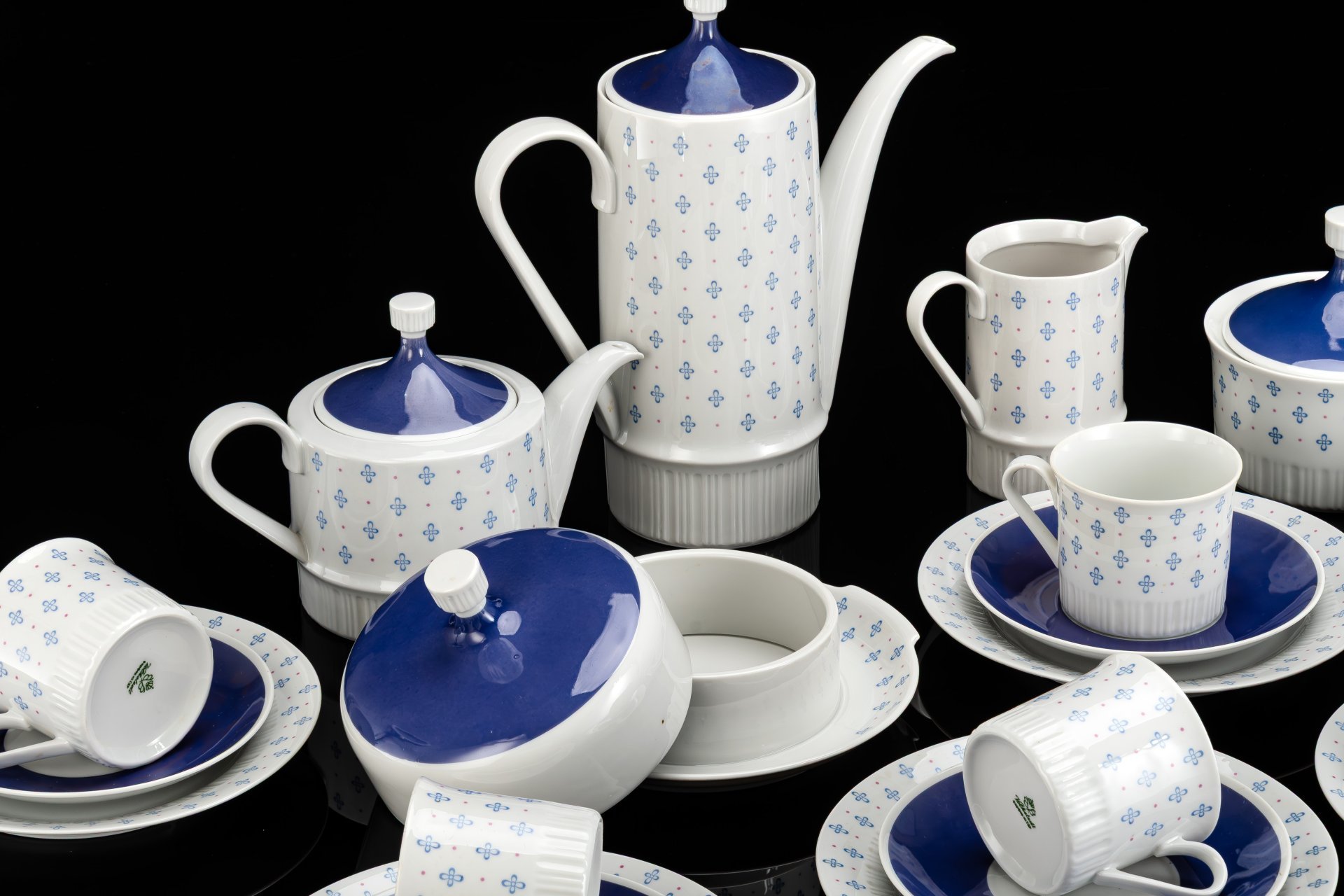 Сервиз чайный с нежным цветочным орнаментом светло-черничного оттенка, на 6 персон (23 предмета)