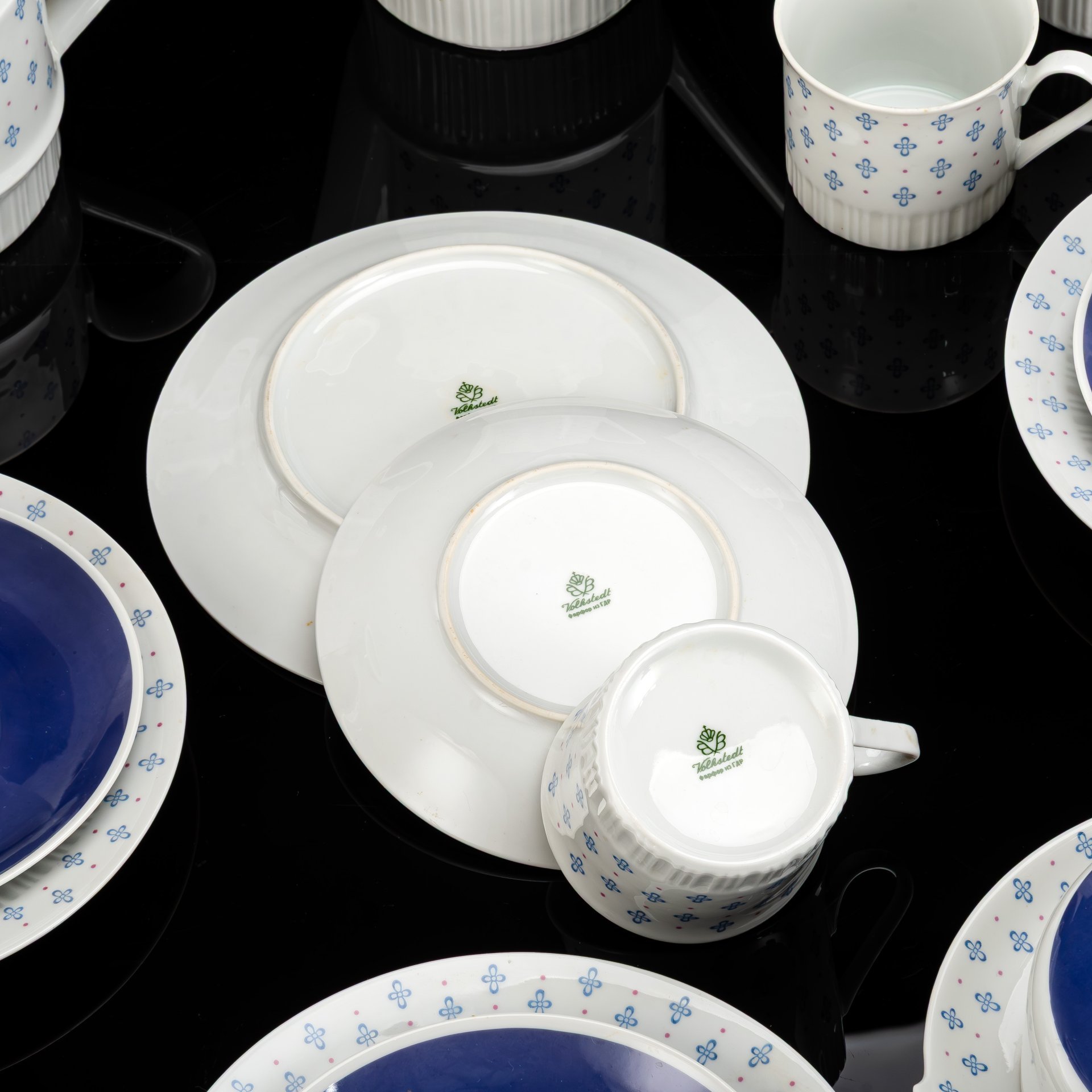 Сервиз чайный с нежным цветочным орнаментом светло-черничного оттенка, на 6 персон (23 предмета)