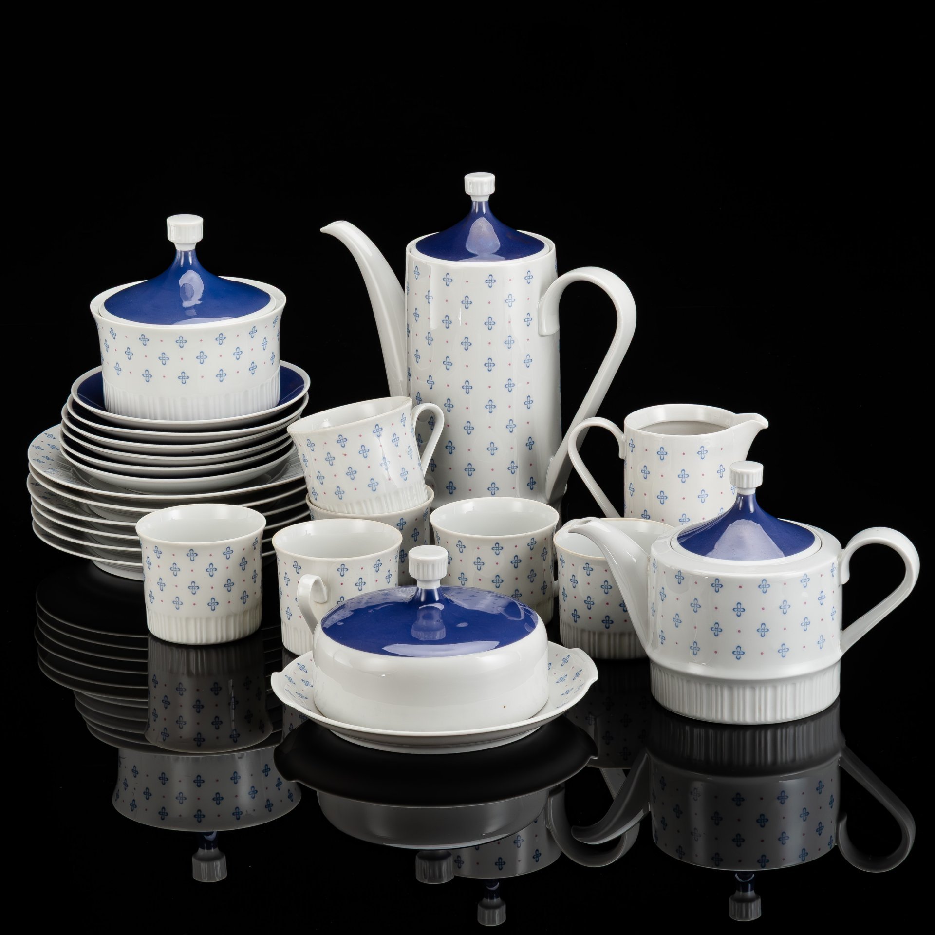 Сервиз чайный с нежным цветочным орнаментом светло-черничного оттенка, на 6 персон (23 предмета)